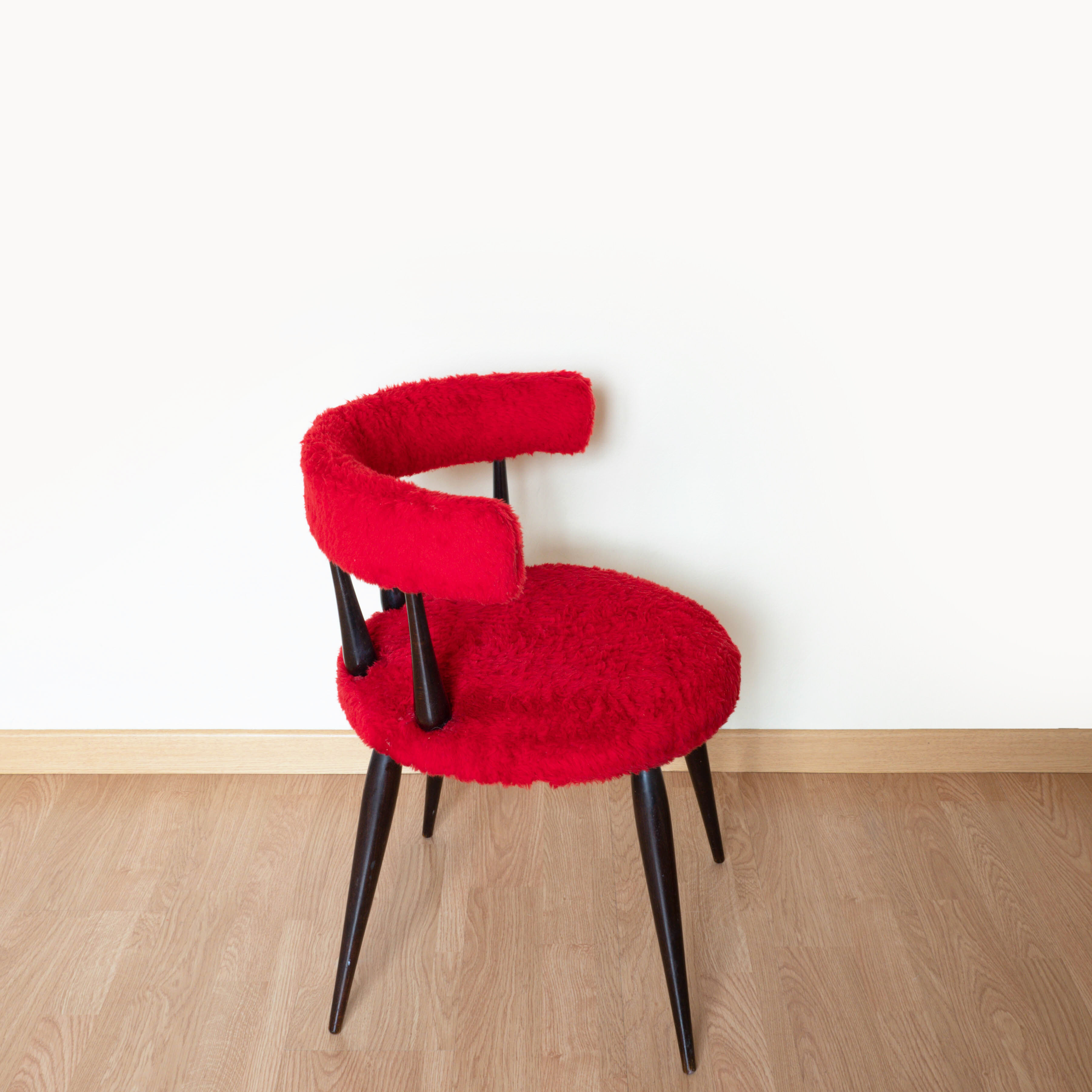 Cocktail chair in red moumoute