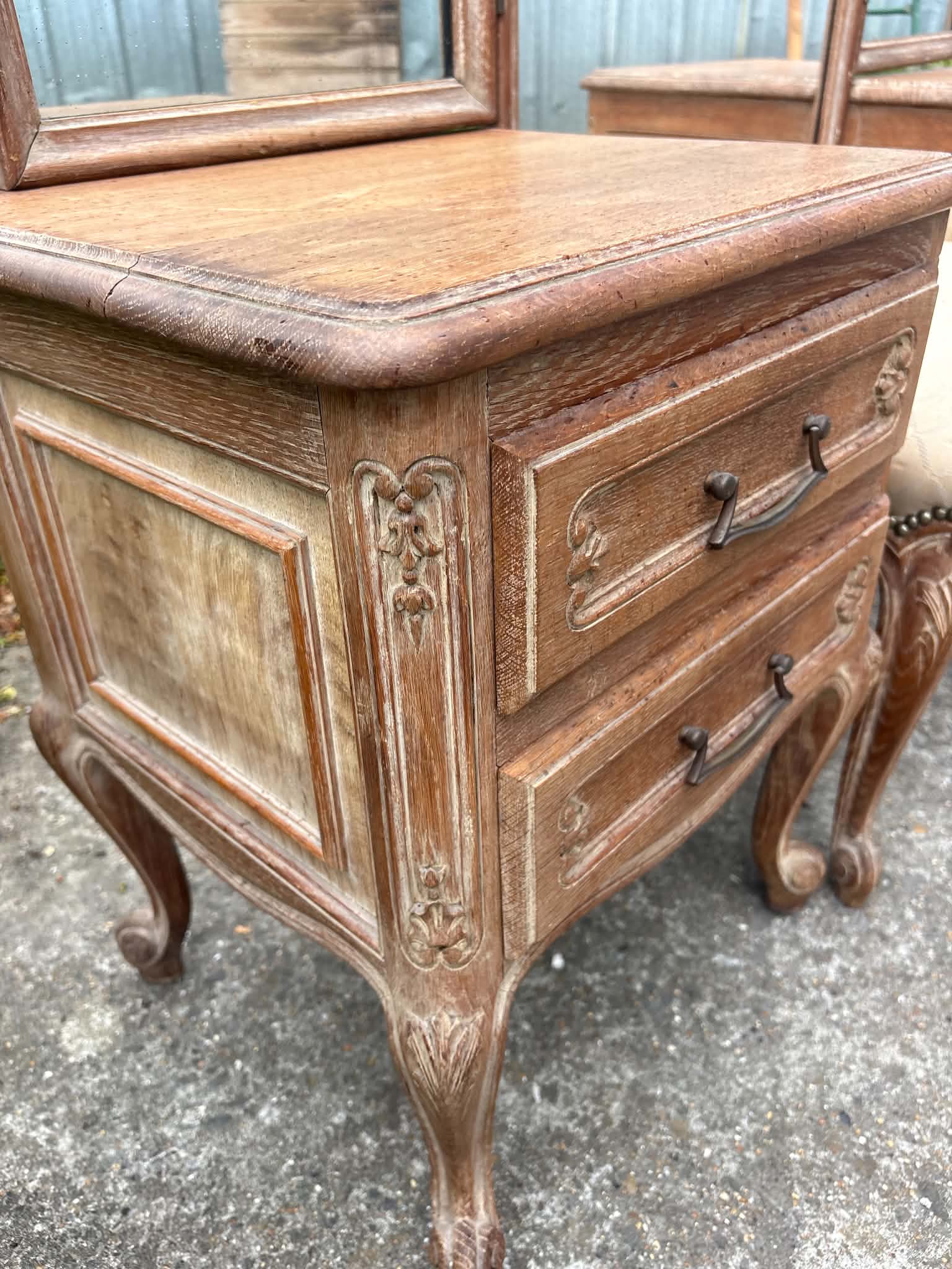 Coiffeuse ancienne de style Louis XV avec miroir triptyque