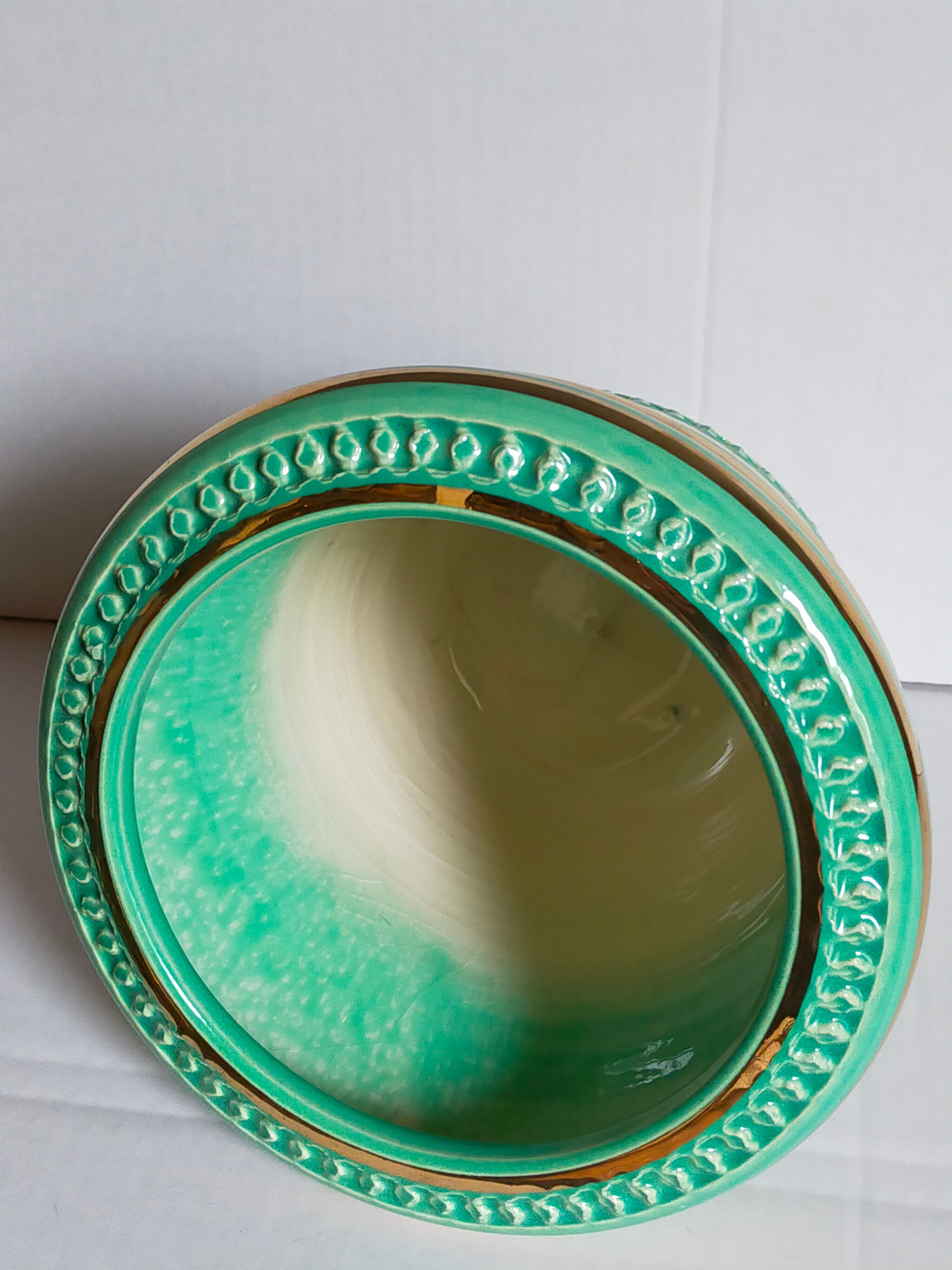 Ceramic pot cover in Art-Deco slurry