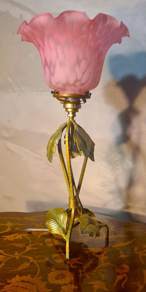Lampe fer forgé patine bronze 1920 a 40 jolie tulipe pate de verre rose 36x
