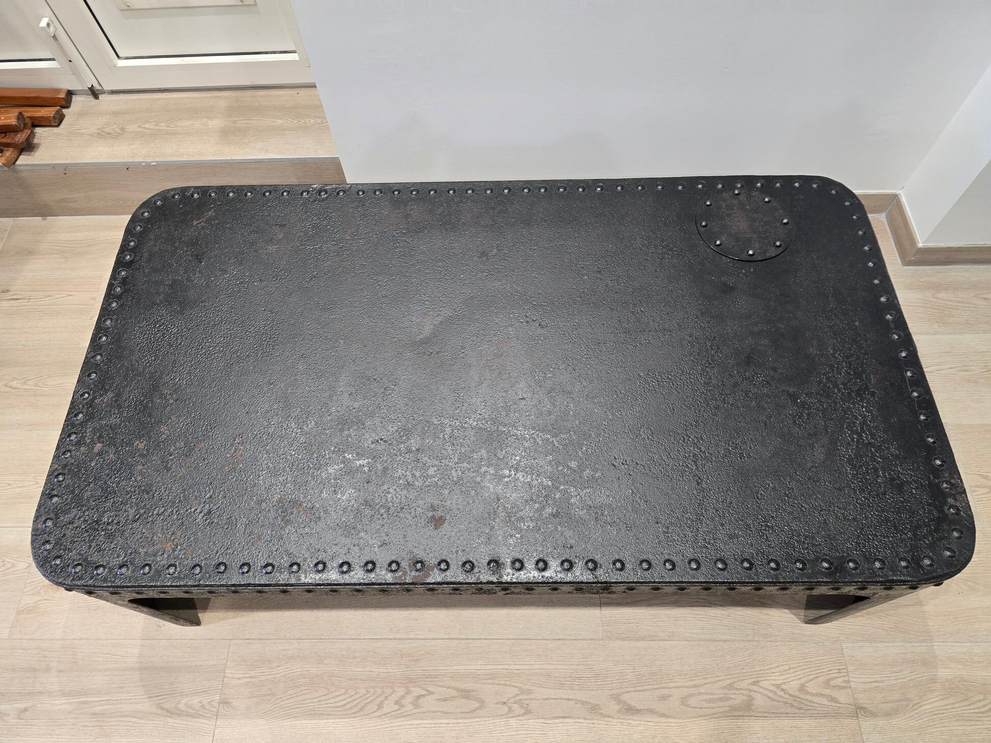 Industrial coffee table in riveted metal from around 1920 – black patina – 145 × 80 cm