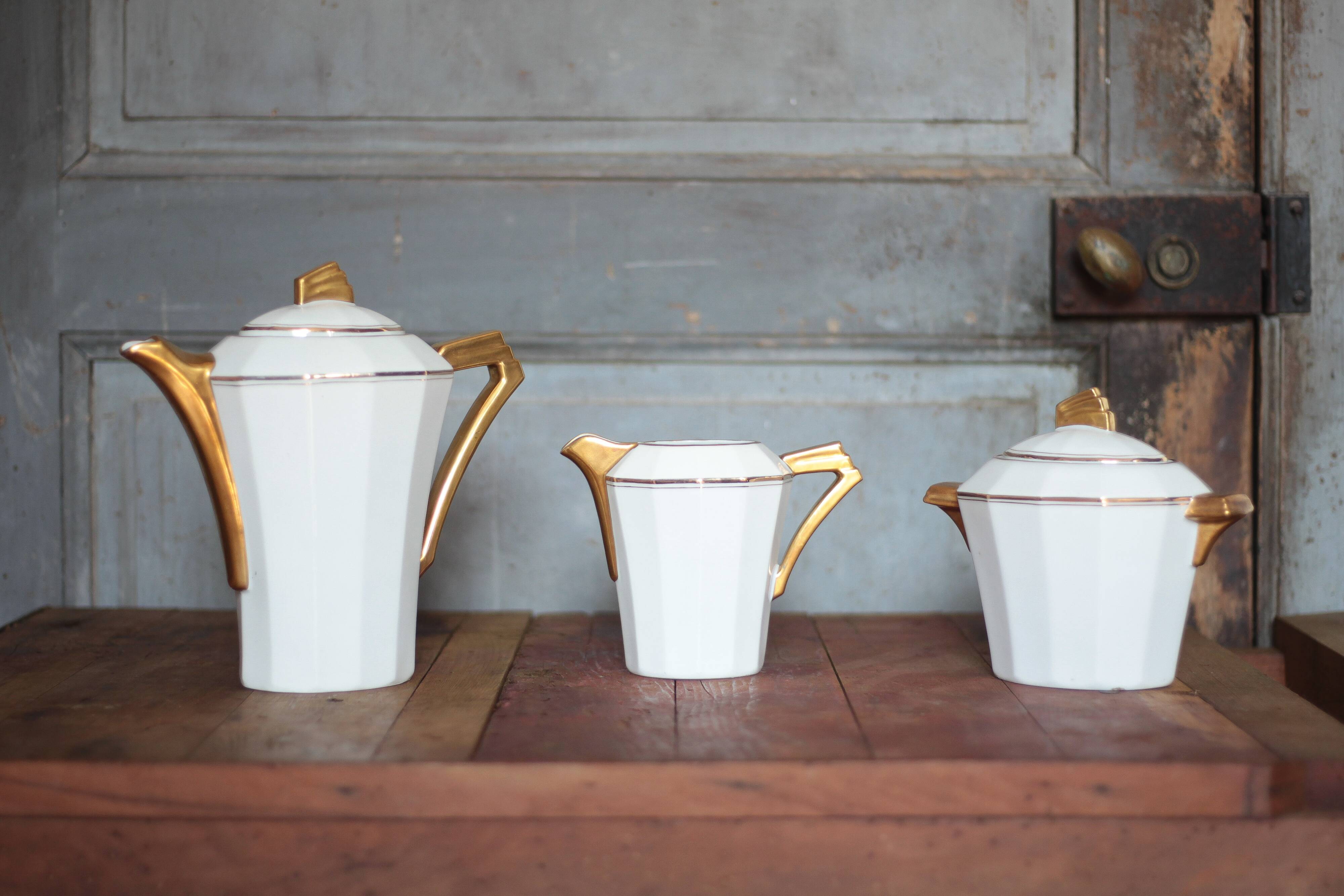 Art Deco porcelain tea service from Limoges, sugar bowl and milk jug, kitchen.