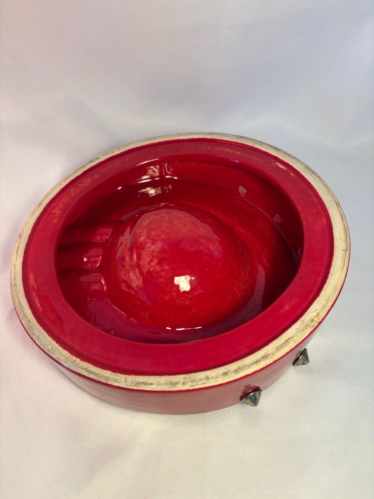 Cendrier vintage rouge laqué à clous métalliques – pièce design et déc