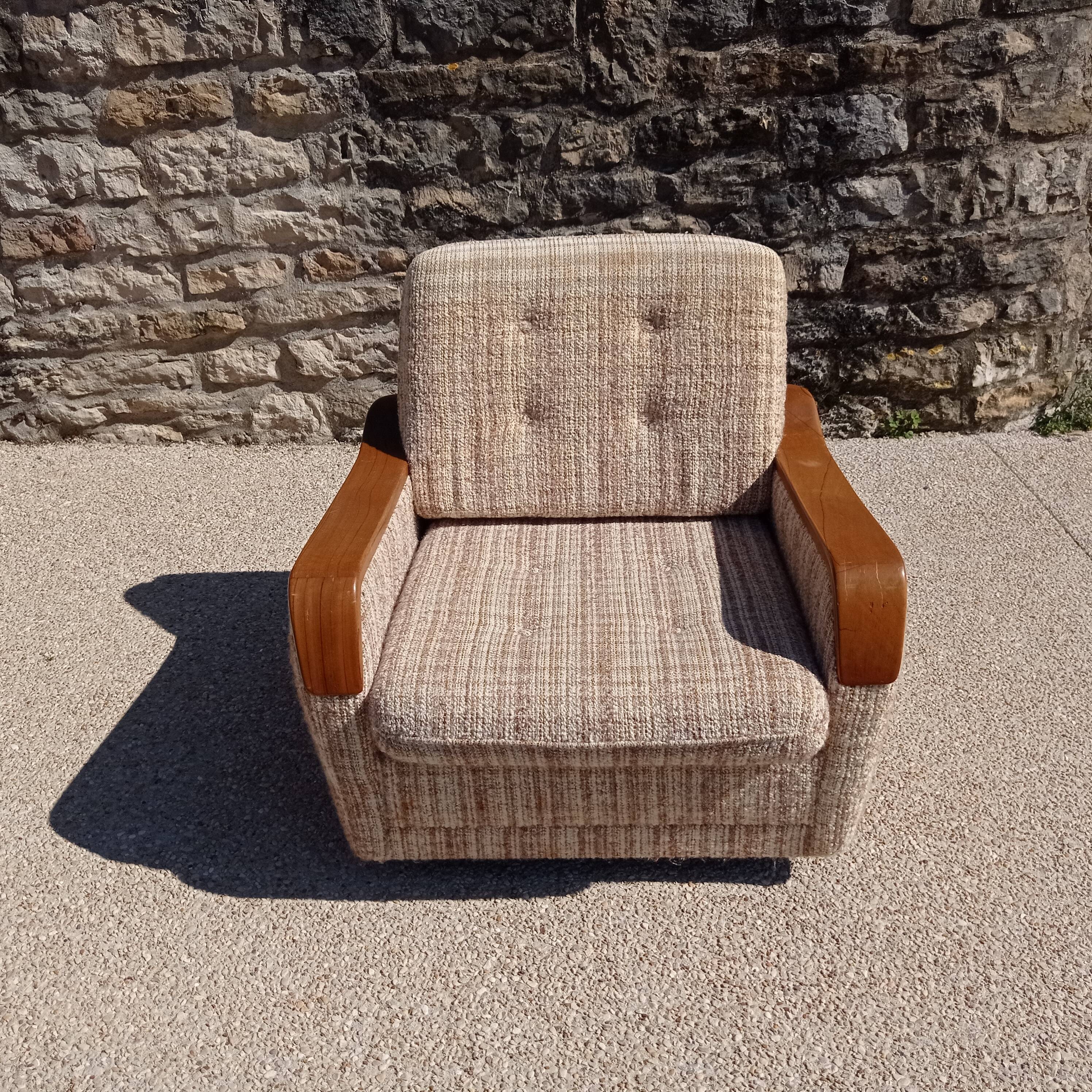 Paire de fauteuils vintage en bois et tissu