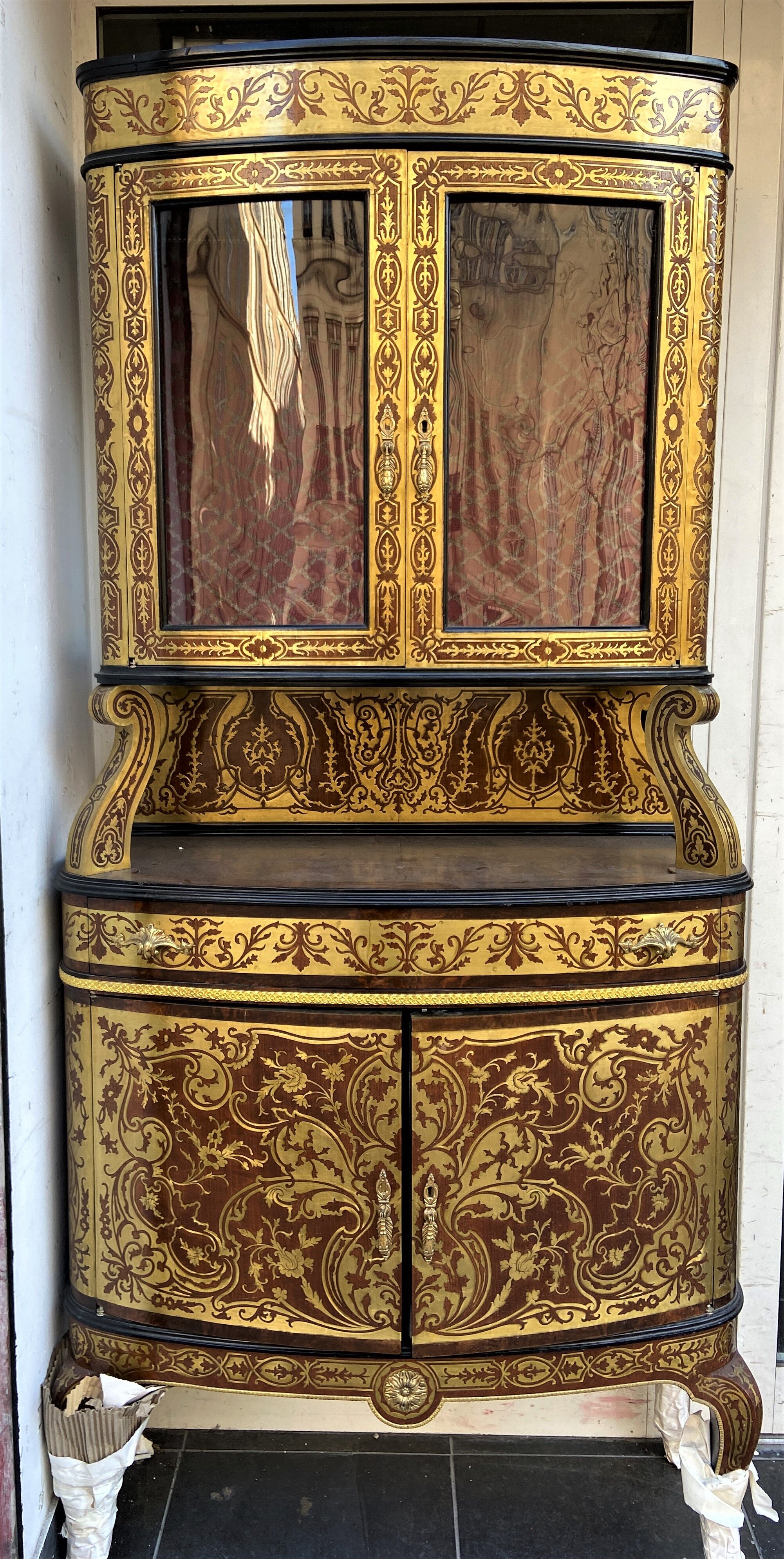 Ball-shaped display case