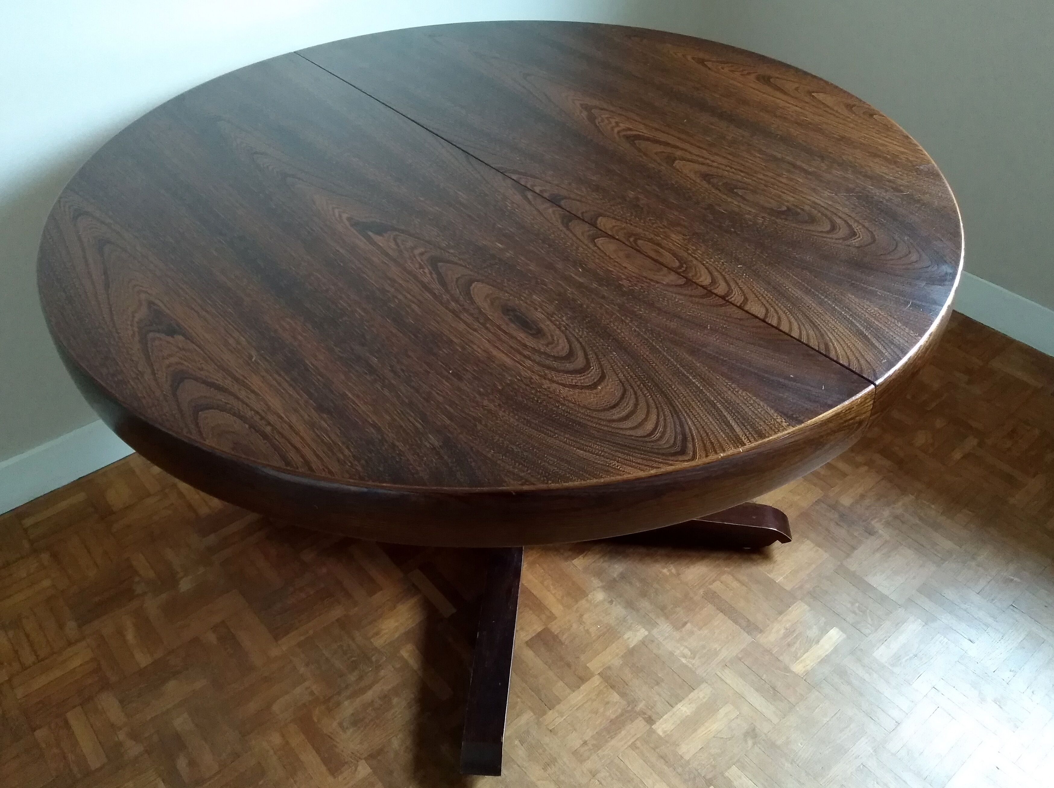 Extendable round table on central support