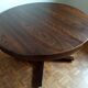 Extendable round table on central support