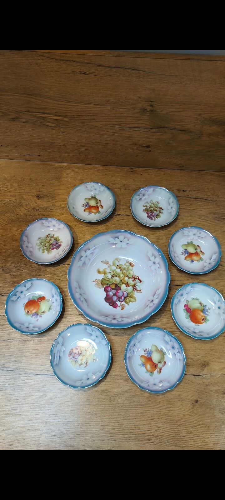 Salad bowl and its 8 cups