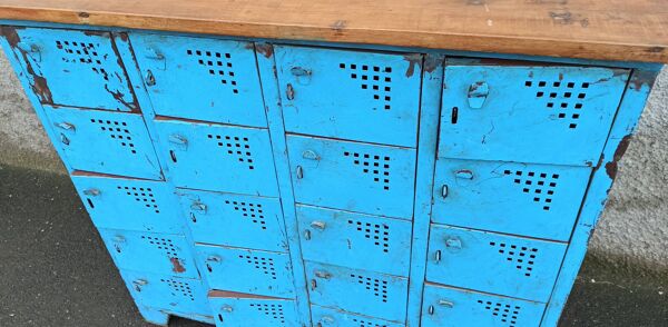 Casier ancien en métal bleu avec plateau bois
