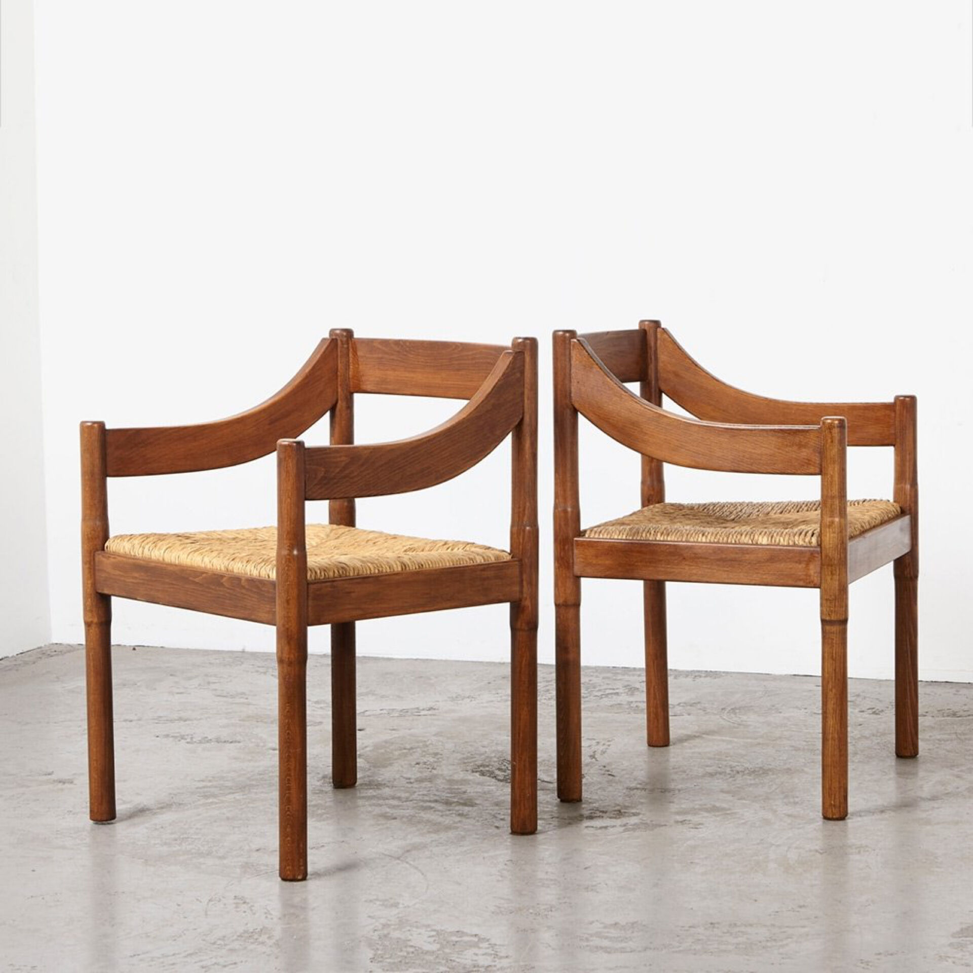 Carimate deux fauteuils par Vico Magistretti