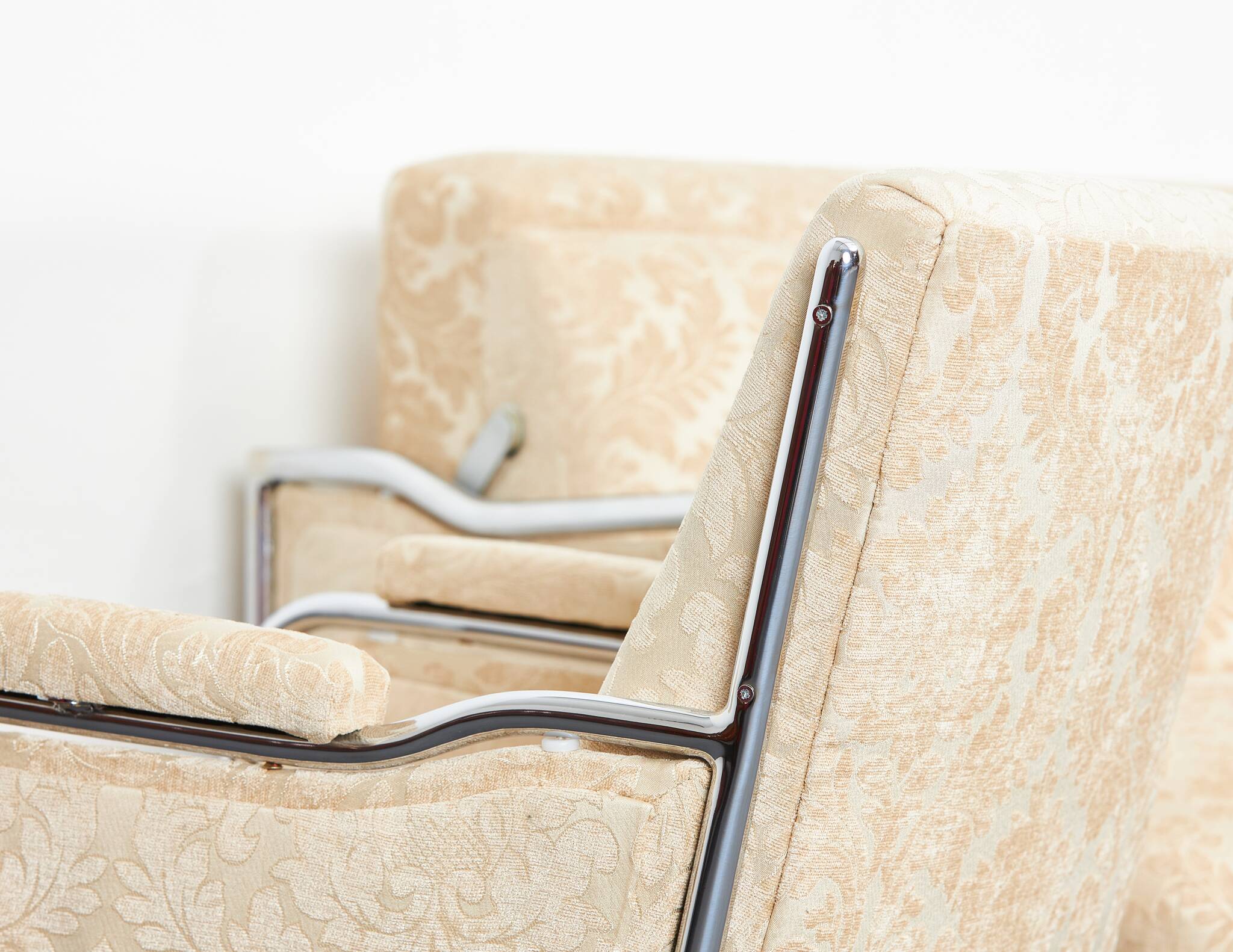 Milieu du siècle. Lit convertible et fauteuils de style Bauhaus par József Peresztegi, Hongrie des années 1950