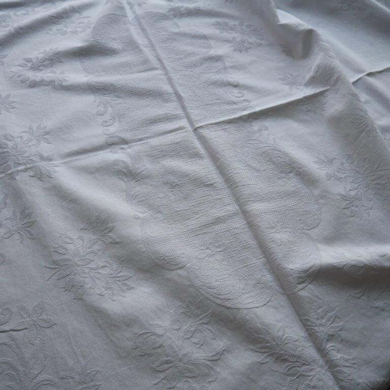 White cotton damask tablecloth with 6 towels