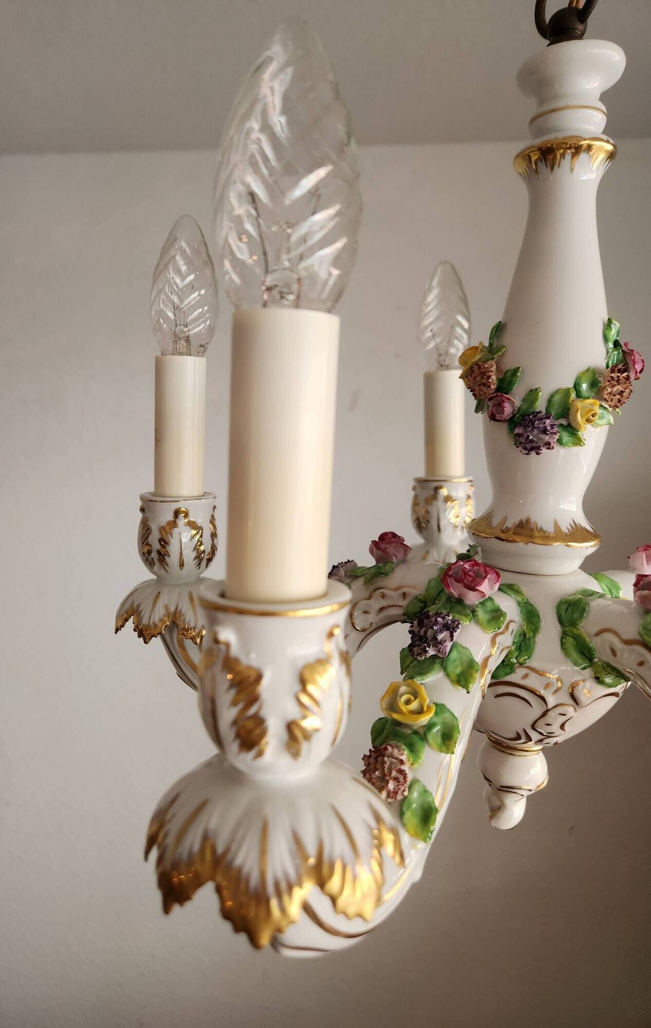 Handgeformt vergoldet vintage Porzellan Kronleuchter Capodimonte 1960er