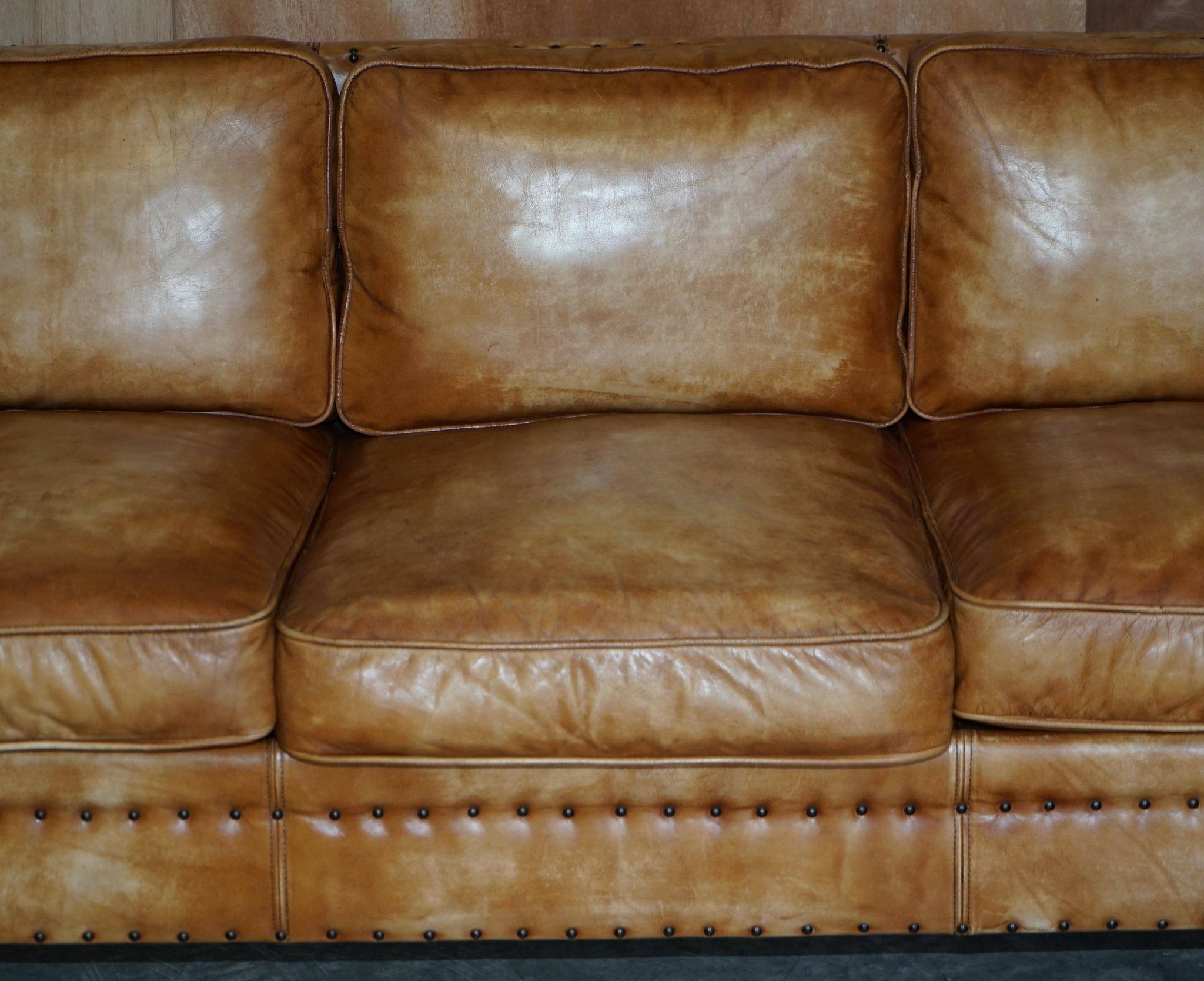 Three-seater leather canapé in Edwardian style with studs.