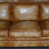 Three-seater leather canapé in Edwardian style with studs.