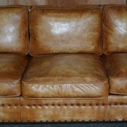 Three-seater leather canapé in Edwardian style with studs.