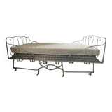 lit pliant en fer avec matelas