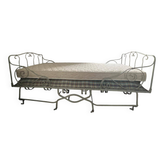 lit pliant en fer avec matelas