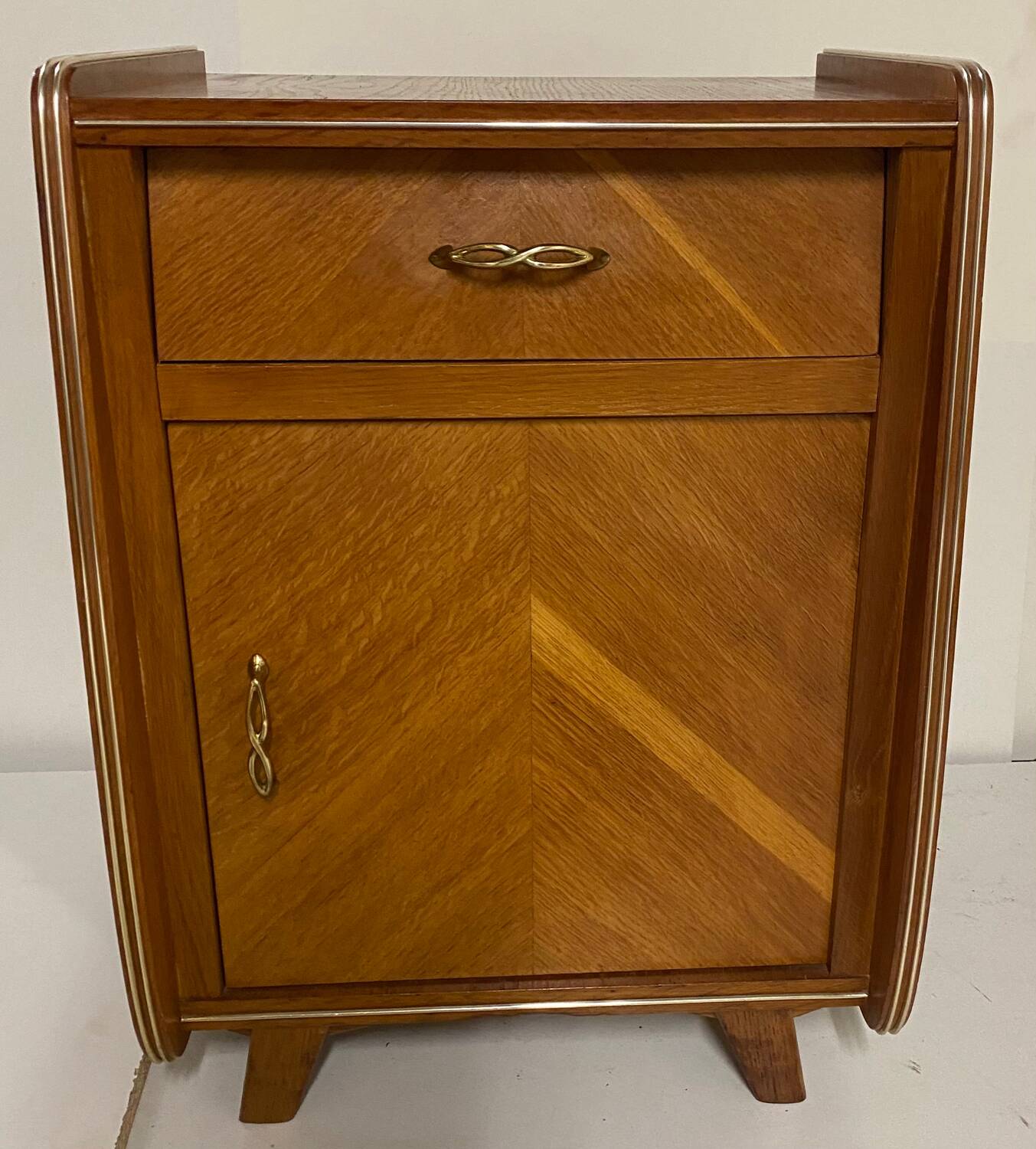 Bed and bedside compass foot