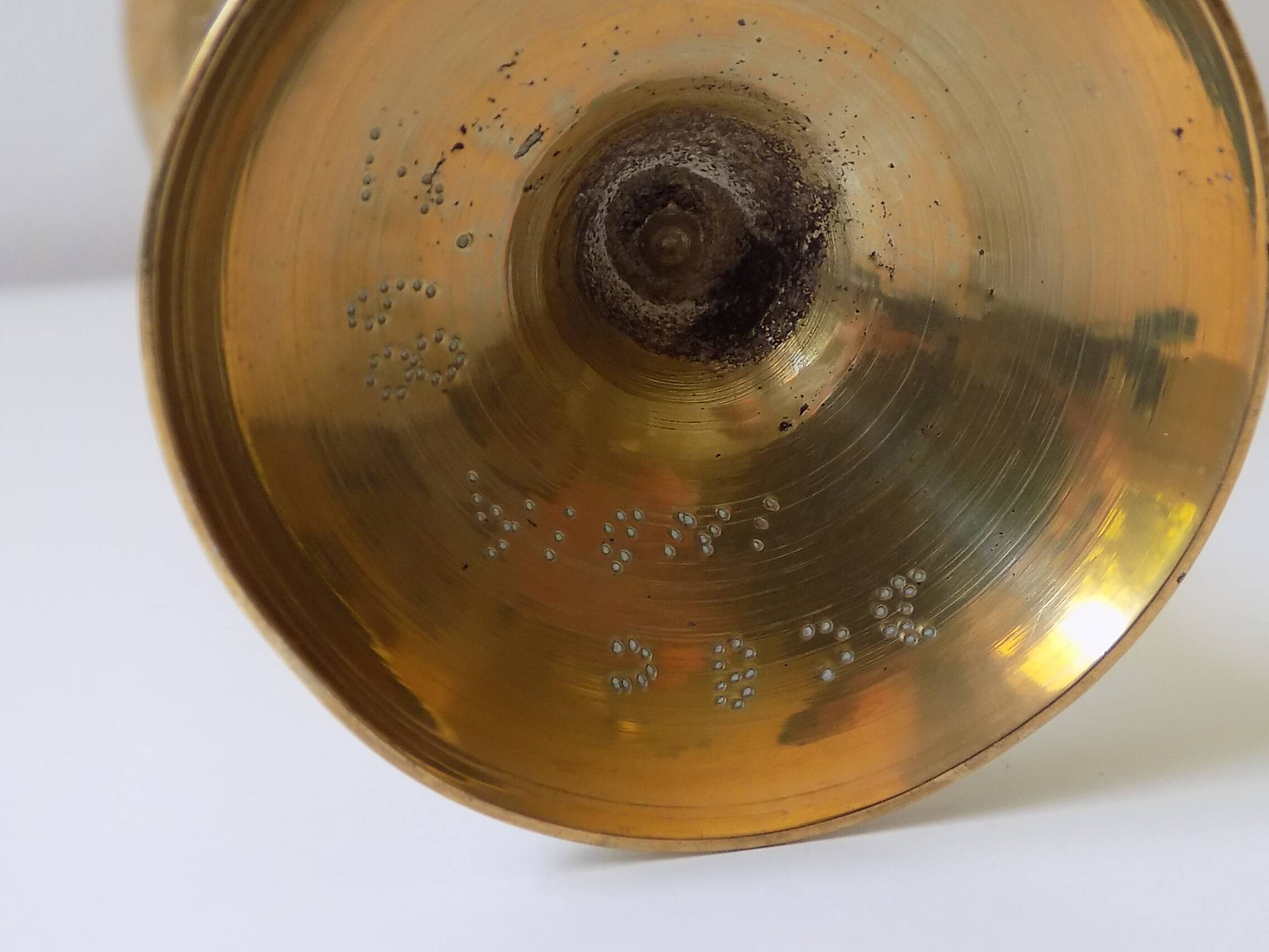 Gilded brass vase with engraved patterns (17 cm)