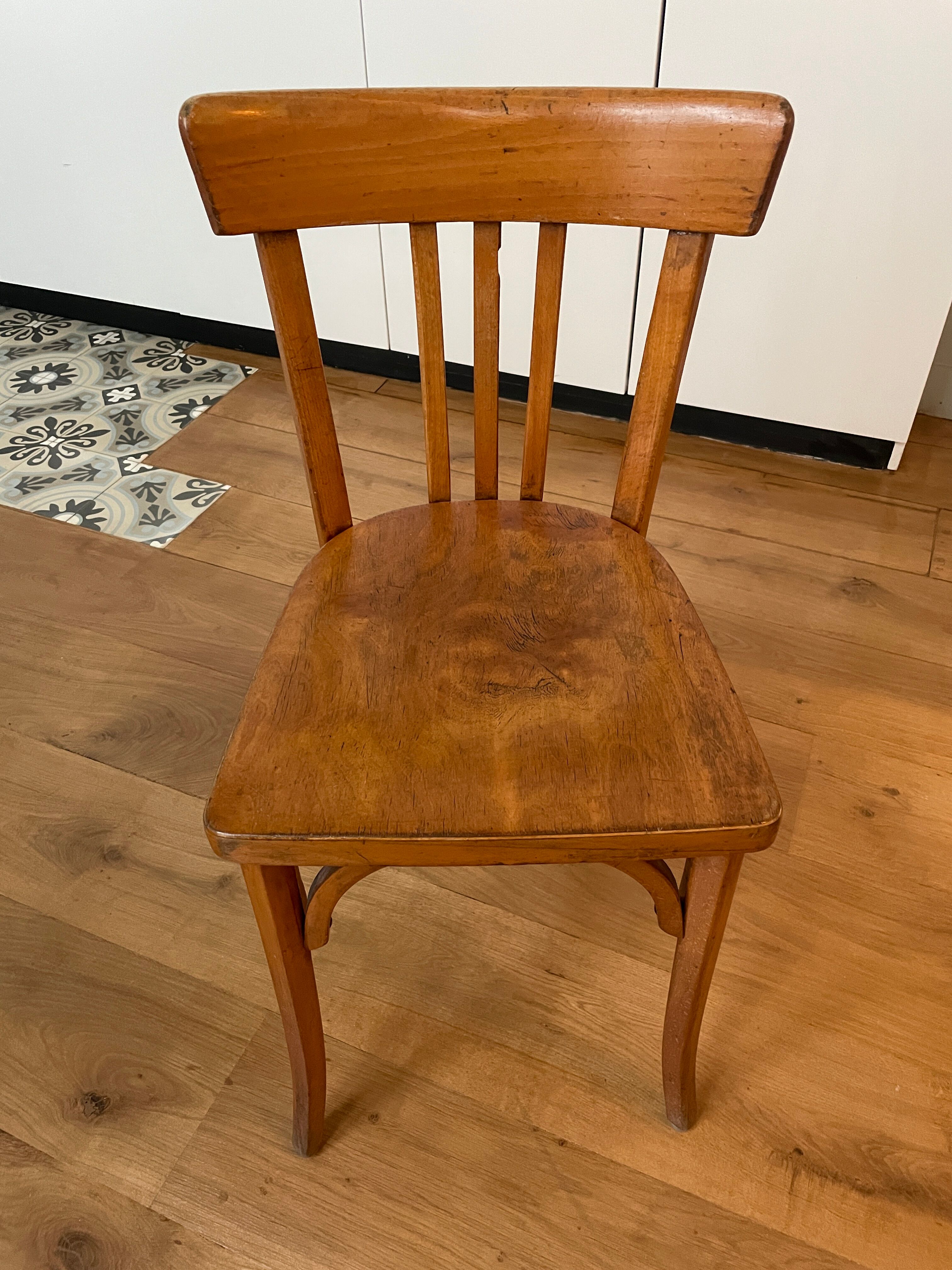3 Chaises bistrot dont 2 Baumann
