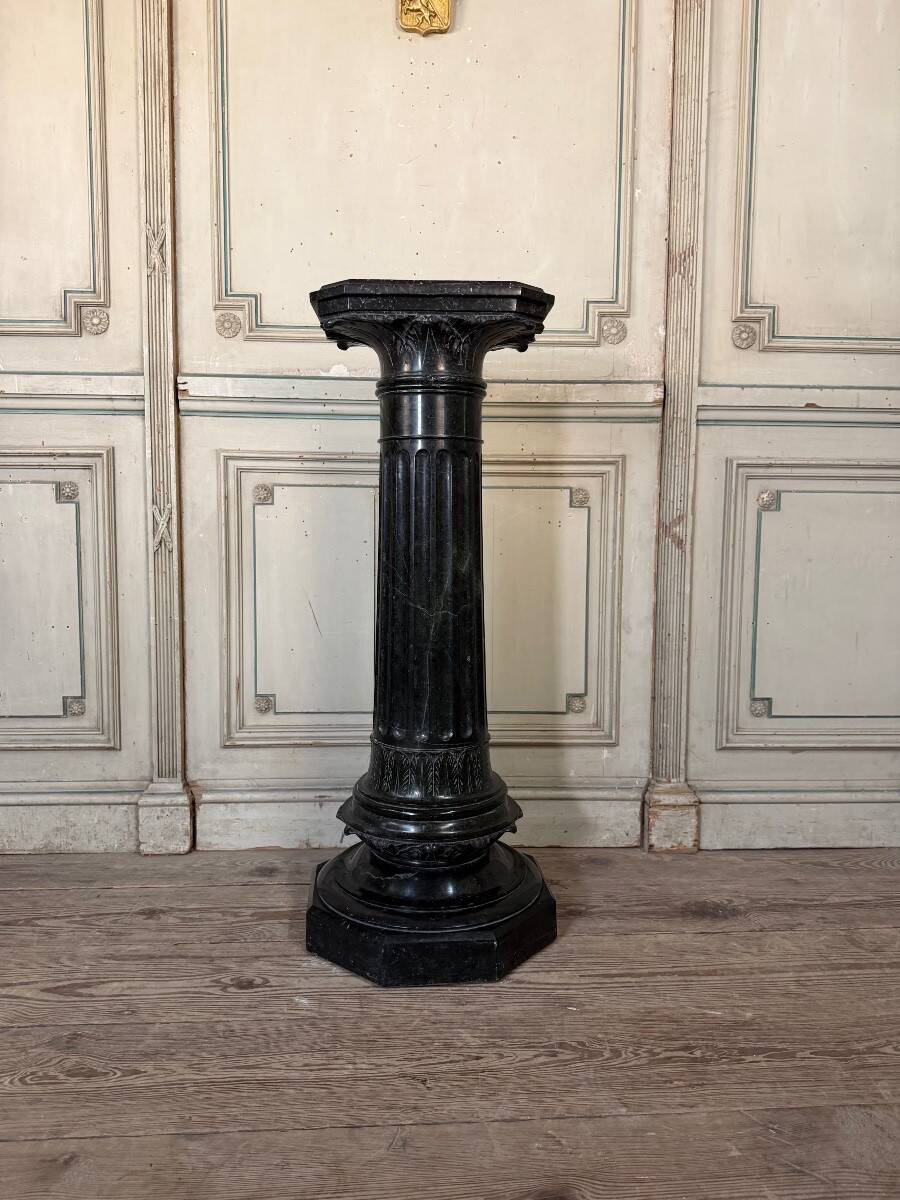 Column in green serpentine marble, circa 1880