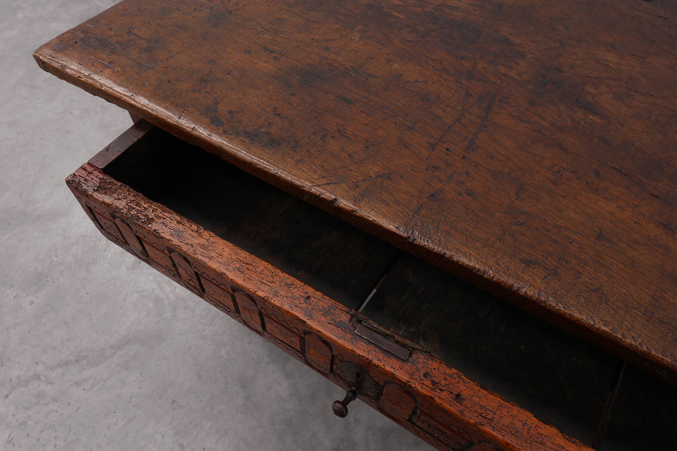 Oak hand-carved side table in wabi wabi style, Spain, 17th Century