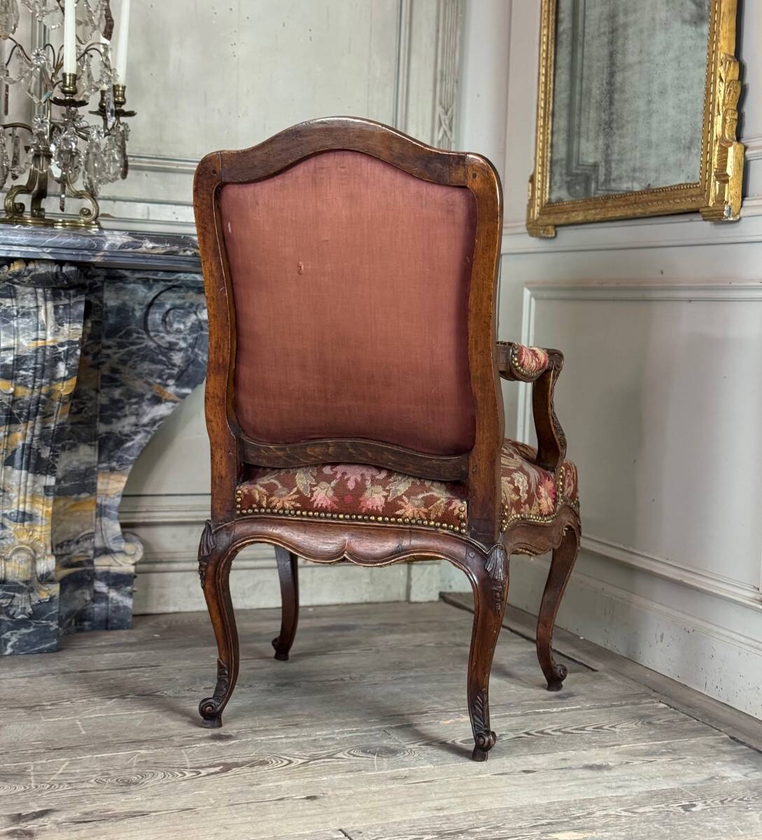 Louis XV armchair in carved walnut, needlepoint tapestry, 18th century