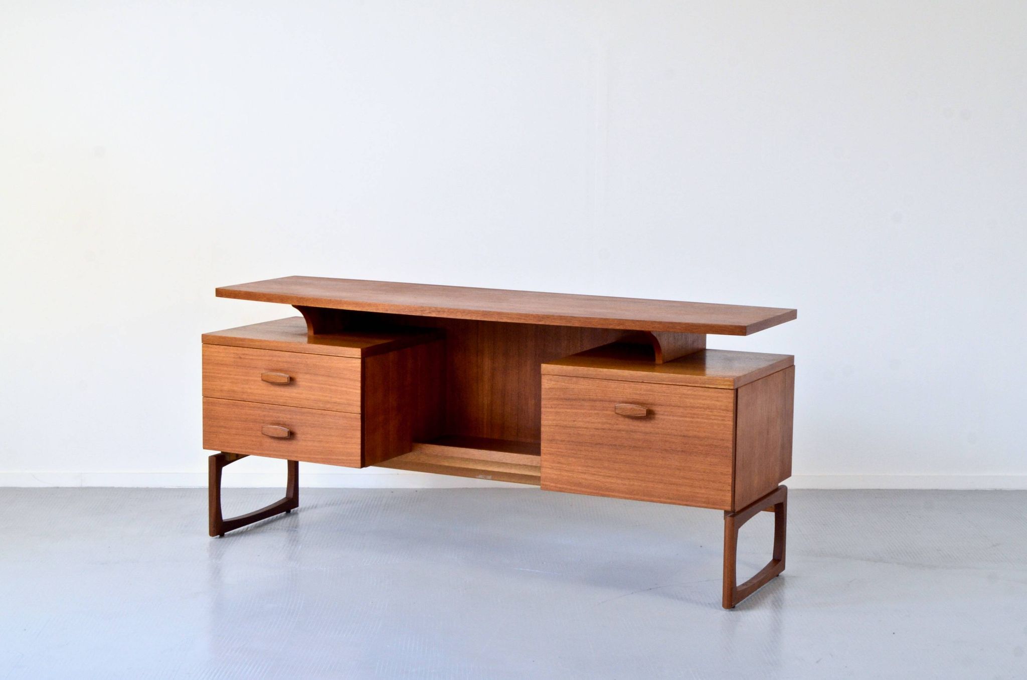 Bureau flottant en teck G Plan vintage. Livraison. Moderne / milieu du siècle.