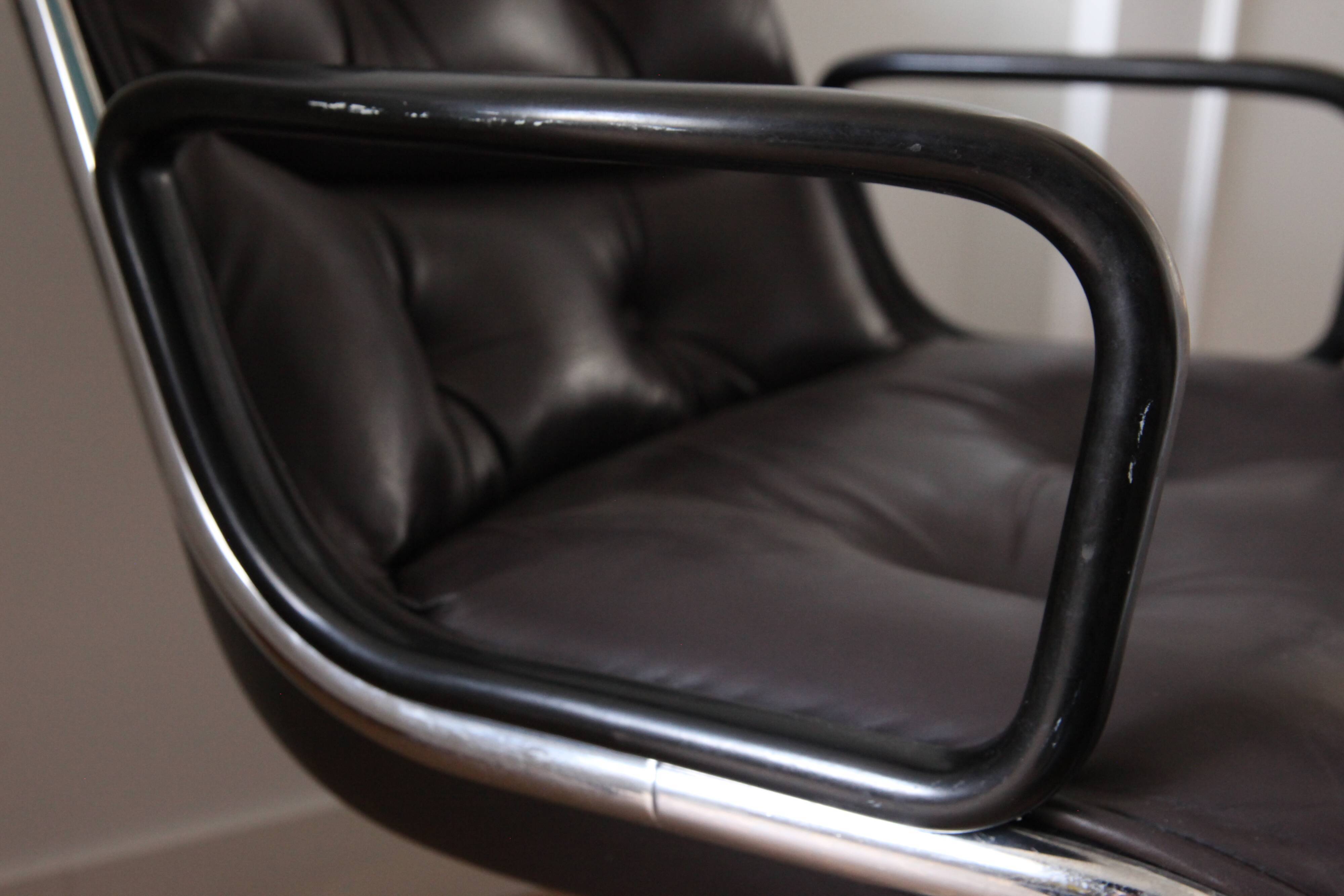 Fauteuil Pollock pour Knoll cuir couleur prune/violet