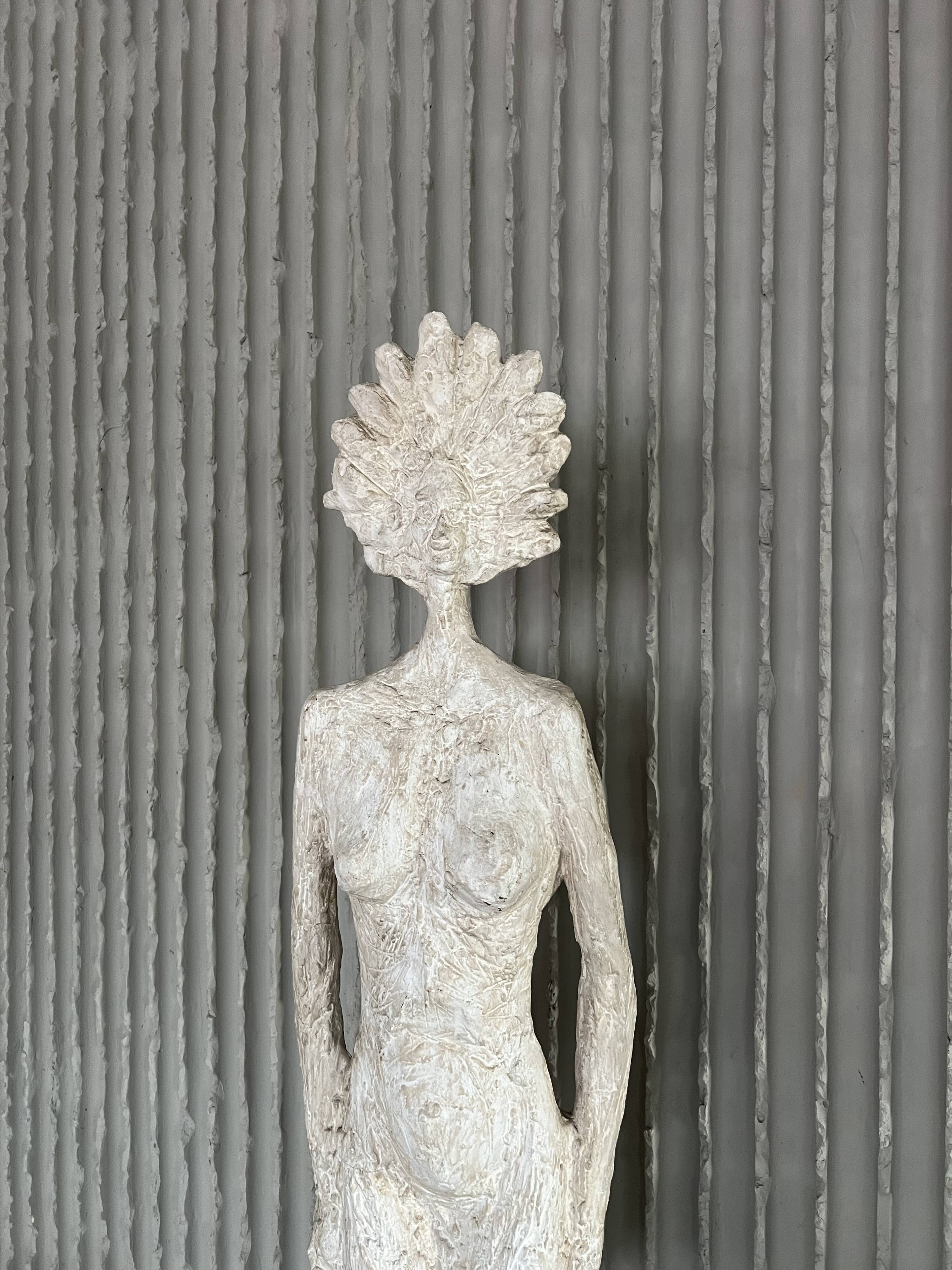 Sculpture en fibre de verre à taille réelle d'une femme, dans le style de Giacometti. France, années 1970.