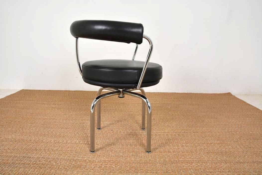 Fauteuil pivotant « LC 7 » des designers Le Corbusier, Perriand et ...