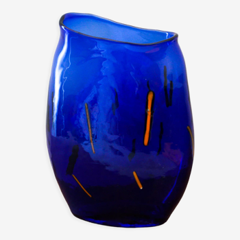 Vase en verre soufflé bleu et inclusion orange