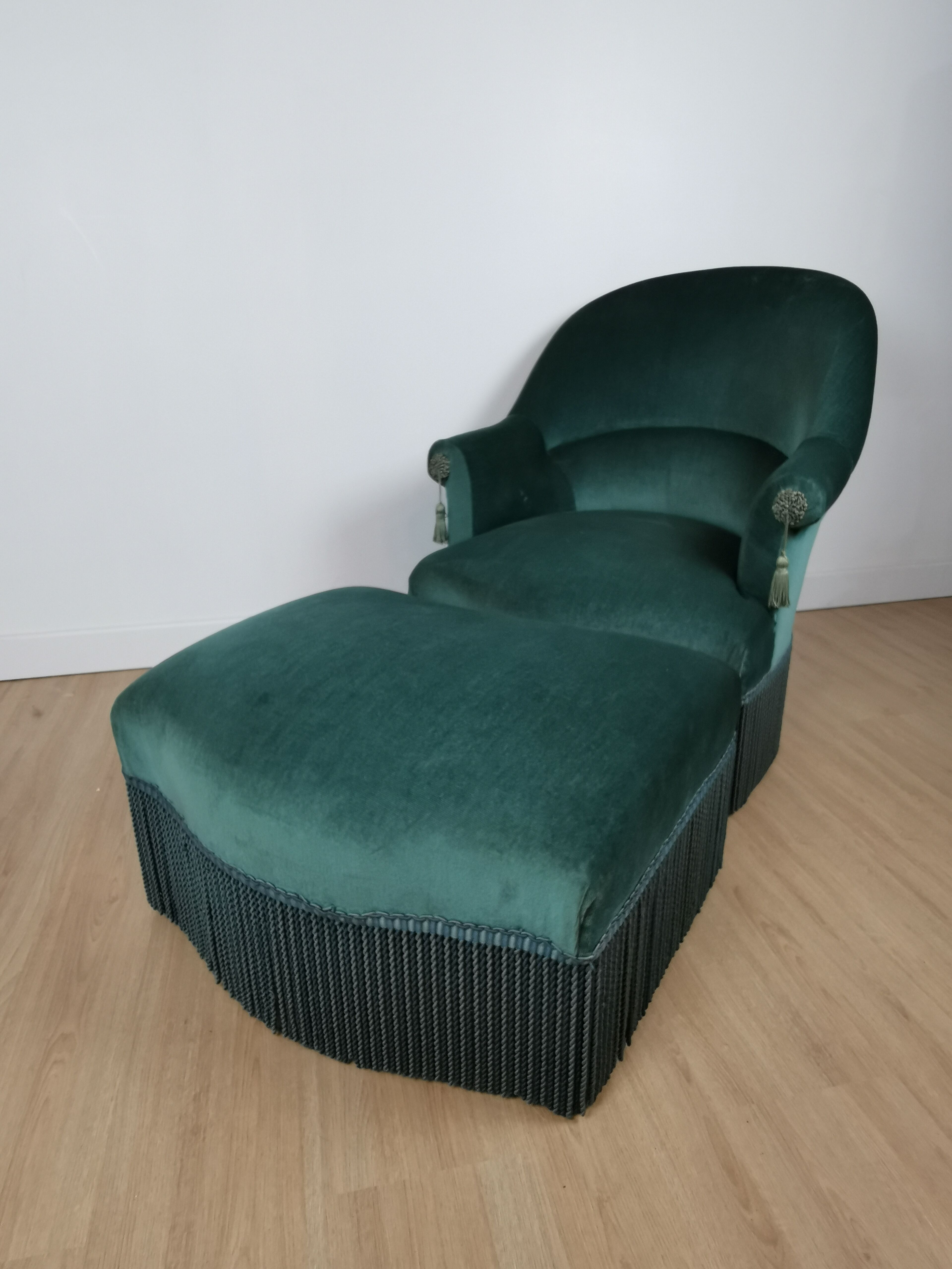 Toad armchair with footrest