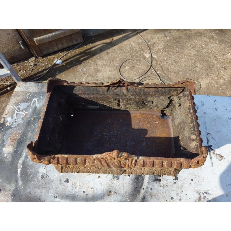 Cast iron planter from 1900 by the Charleville-Mézières establishments.