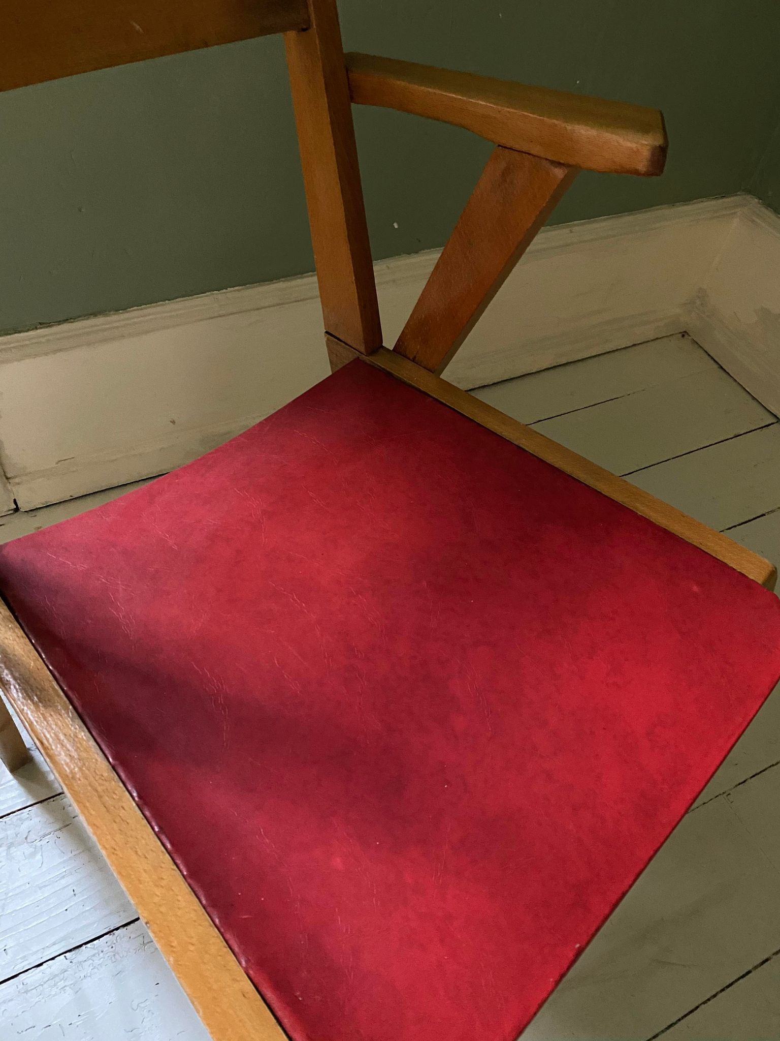 Fauteuil en bois blond et simili cuir rouge 1960