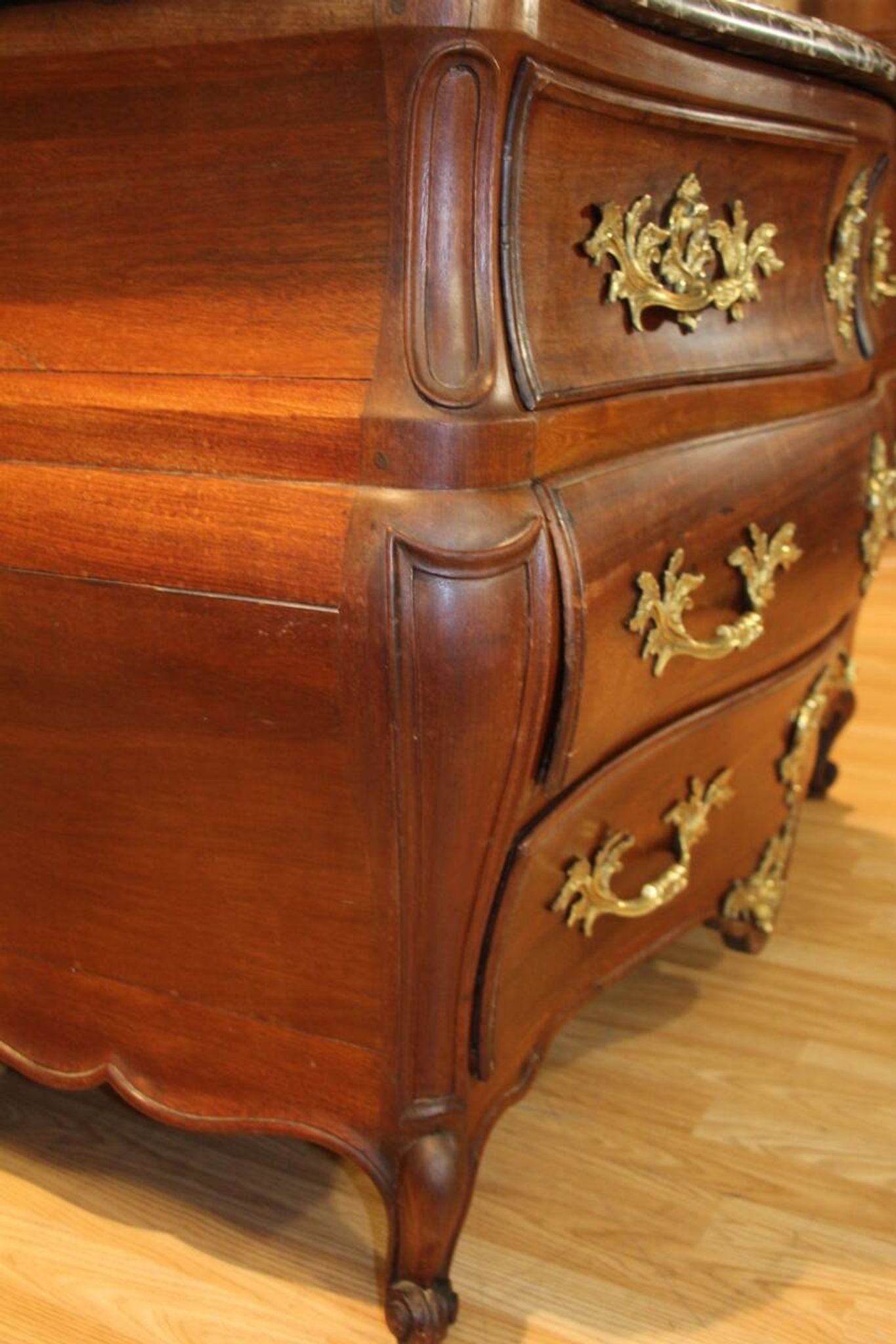 Commode tombeau début XVIIIème en acajou , travail de port