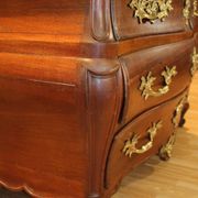 Commode tombeau début XVIIIème en acajou , travail de port