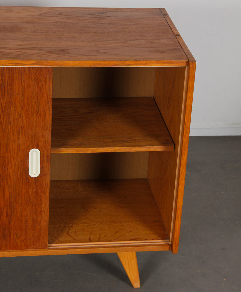Commode en placage chêne modèle U-452 par Jiri Jiroutek pour Interier Praha, 1960