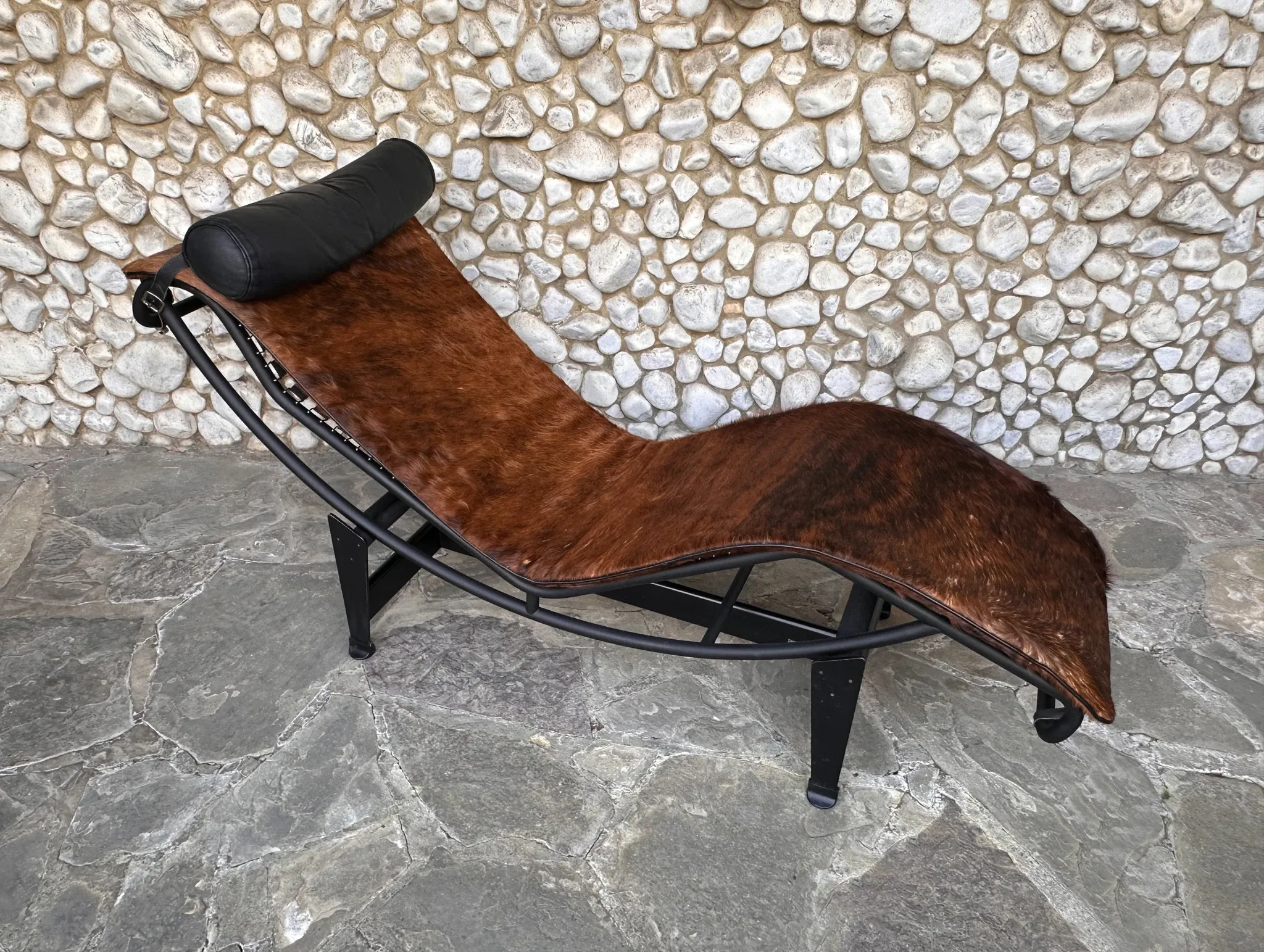 LC4 chaise longue in cowhide and black frame by Cassina, 1970–80