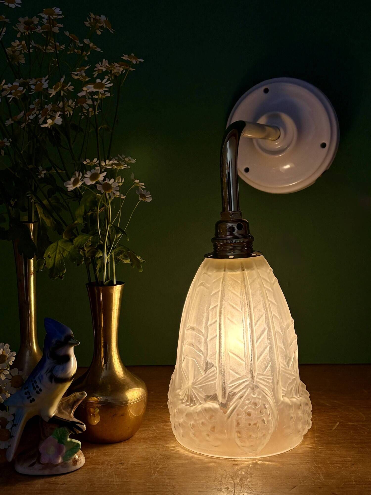 Curved tulip vintage Art Deco wall light in frosted glass