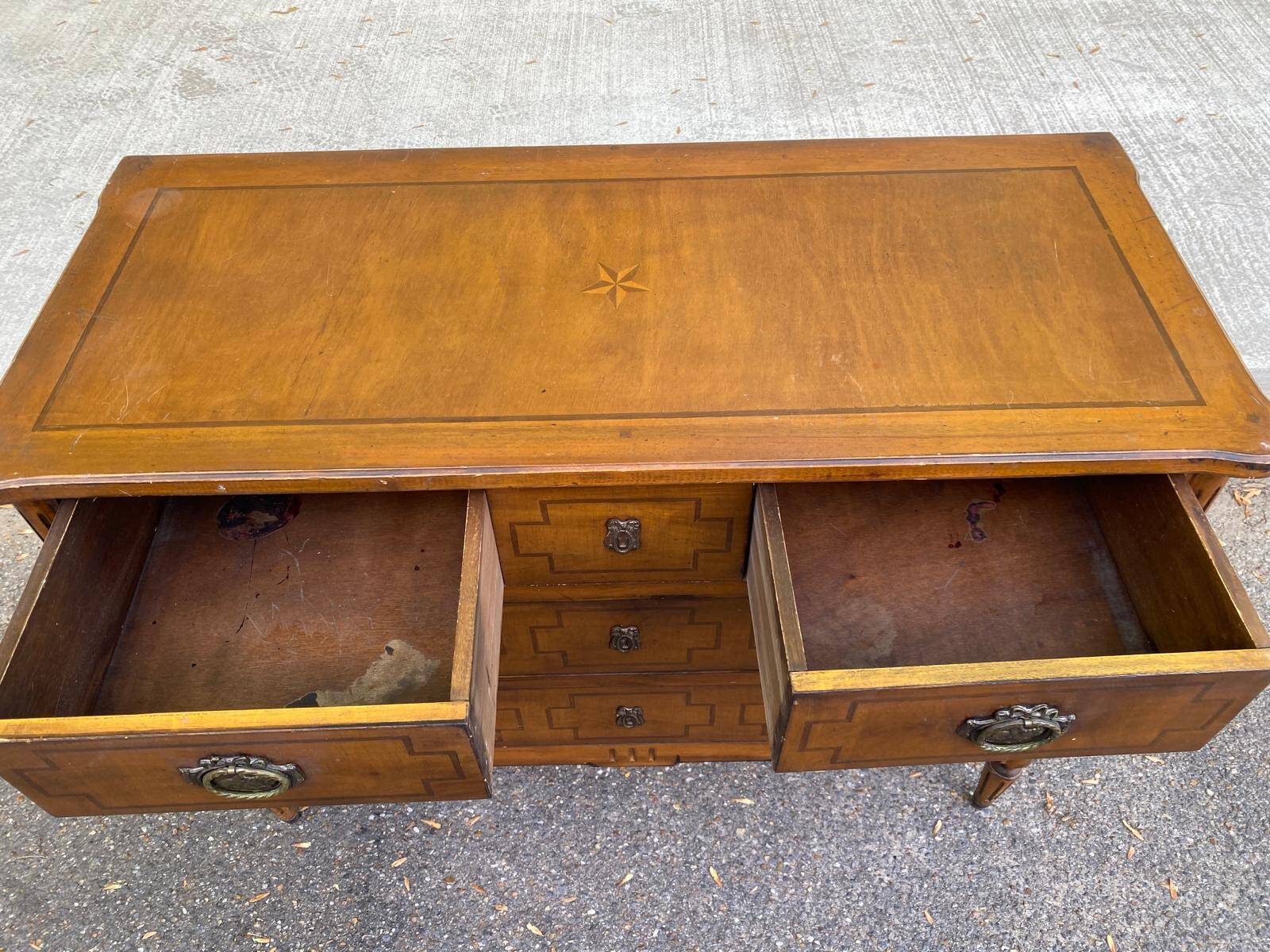 Commode Louis XVI en marqueterie et placage d'amarante/merisier 1950