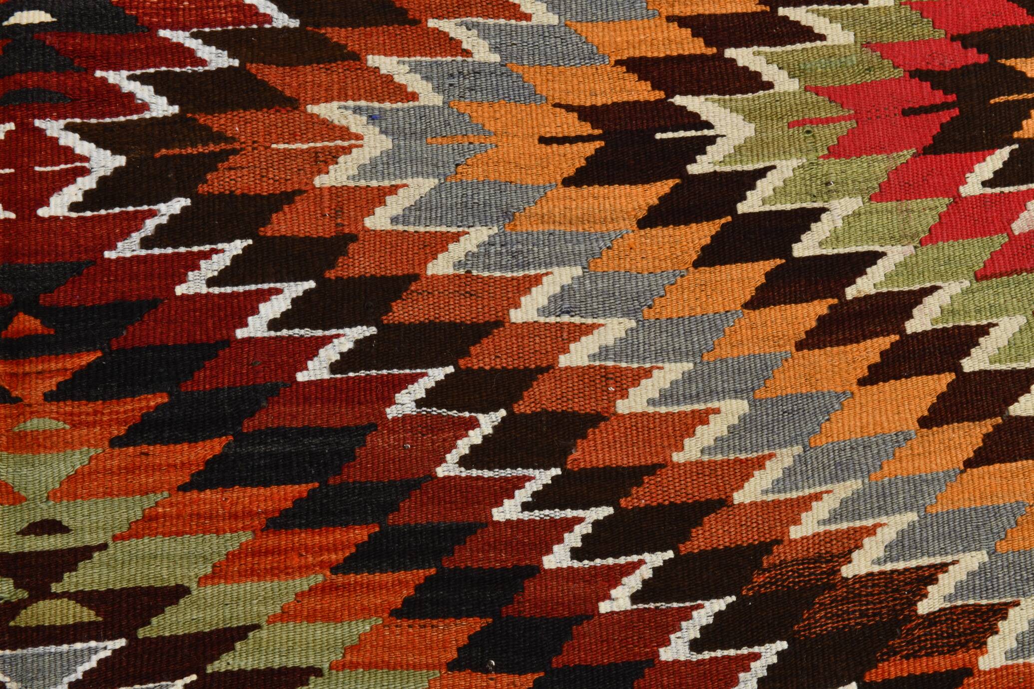 Tapis Kilim vintage géométrique rouge et vert