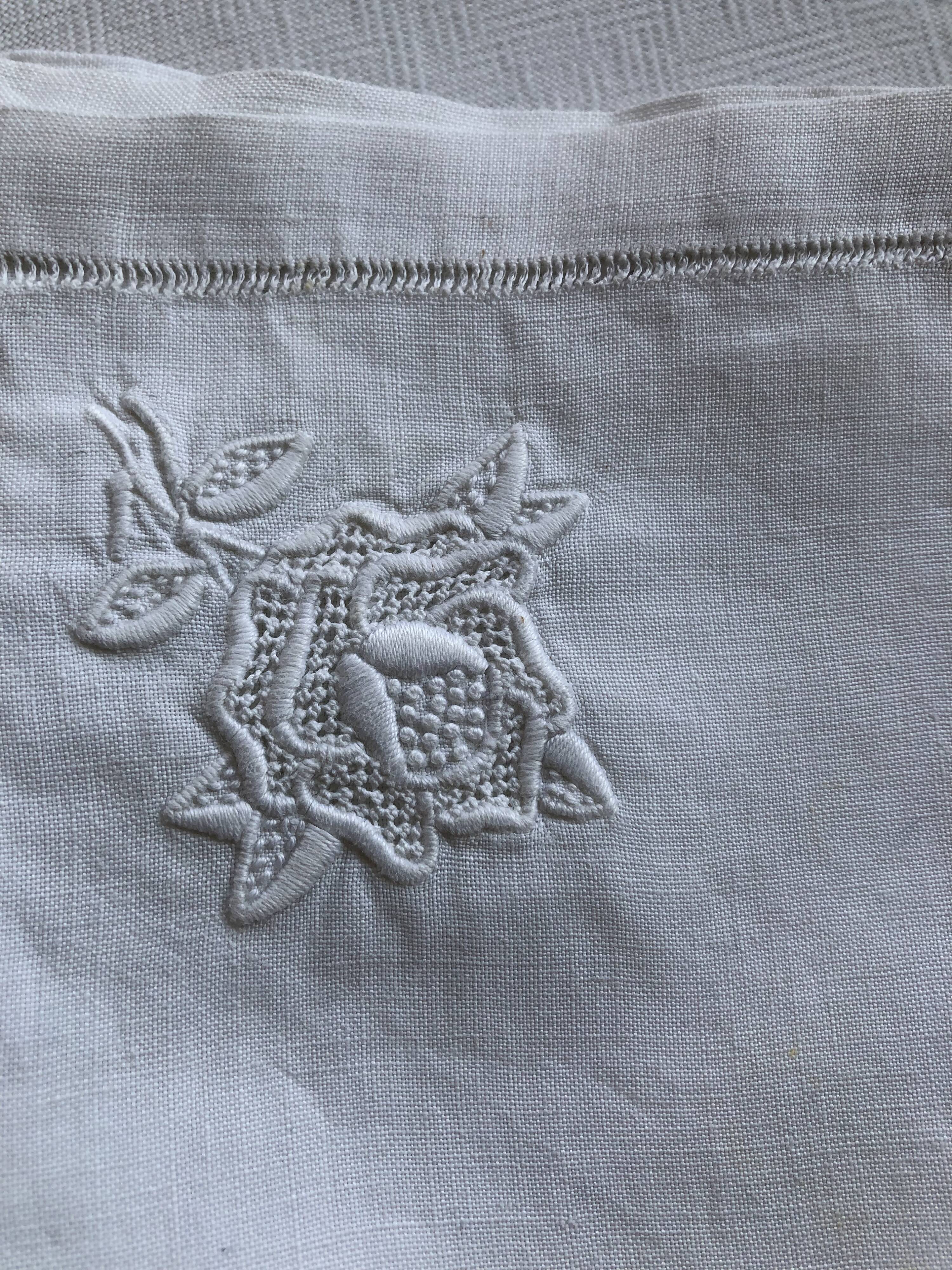 Lot de six serviettes à thé en lin brodées