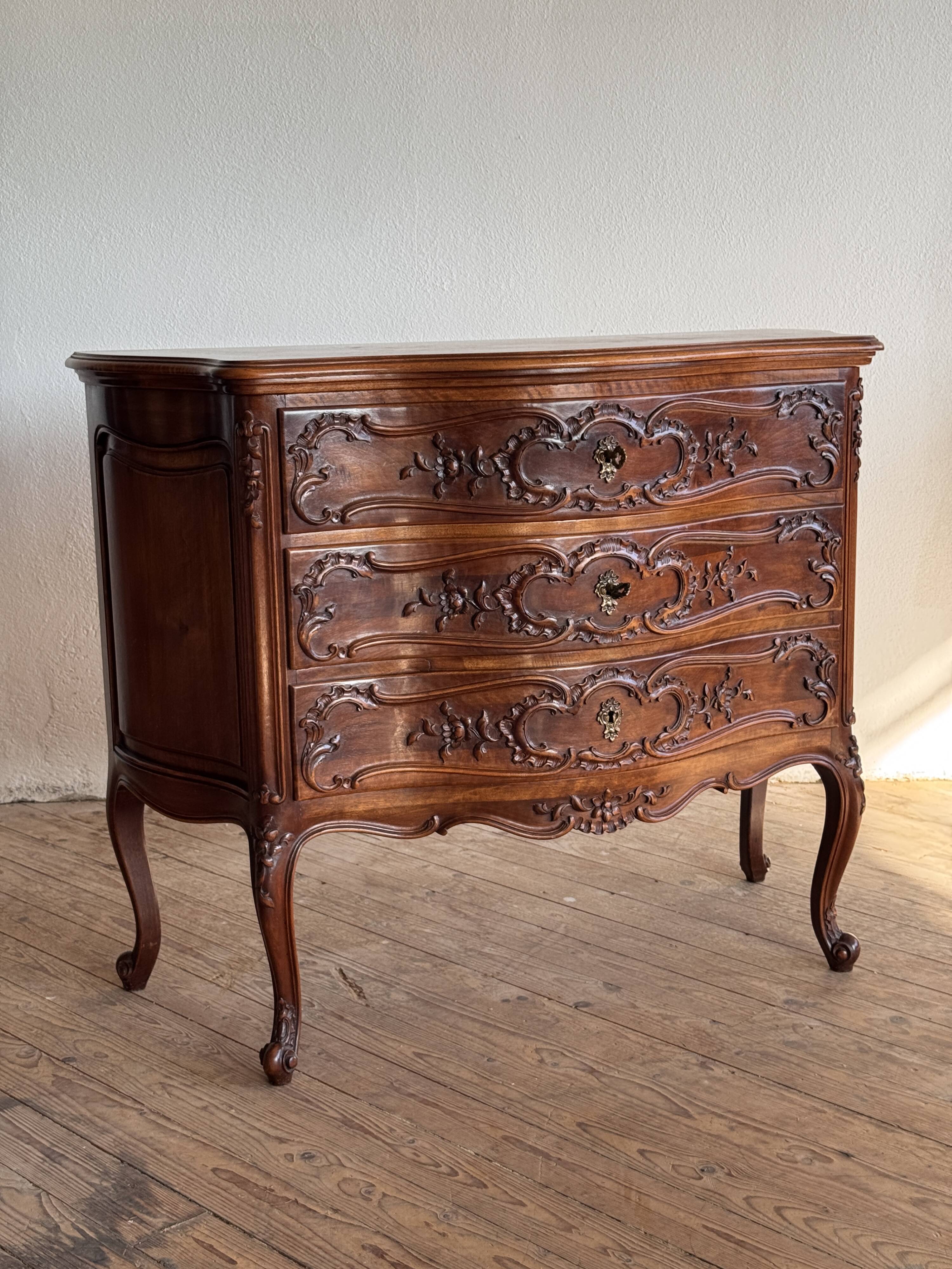 Petite commode de style Louis XV en chêne massif fin XIXème