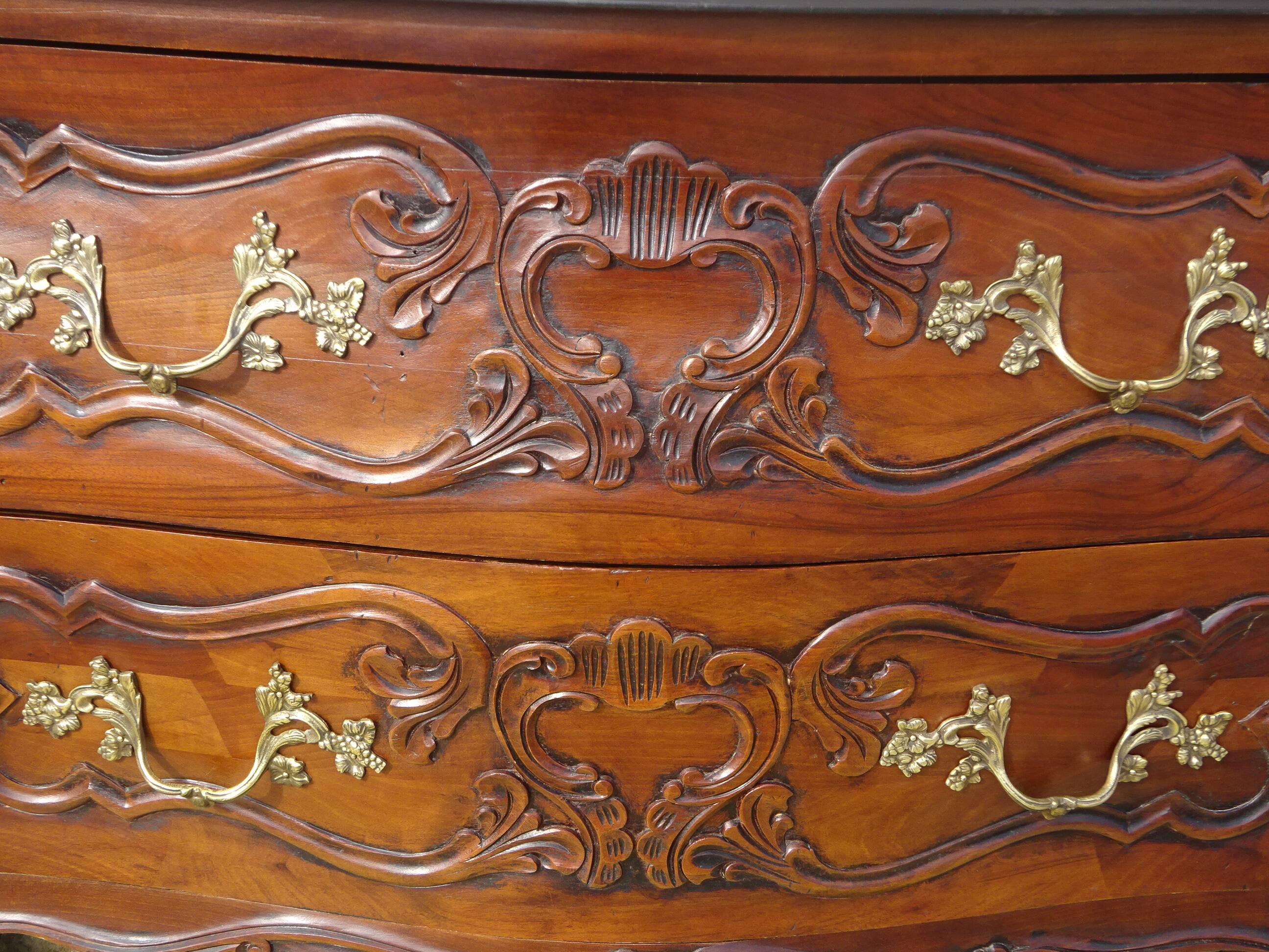 Commode galbée sur 3 faces, 1950s