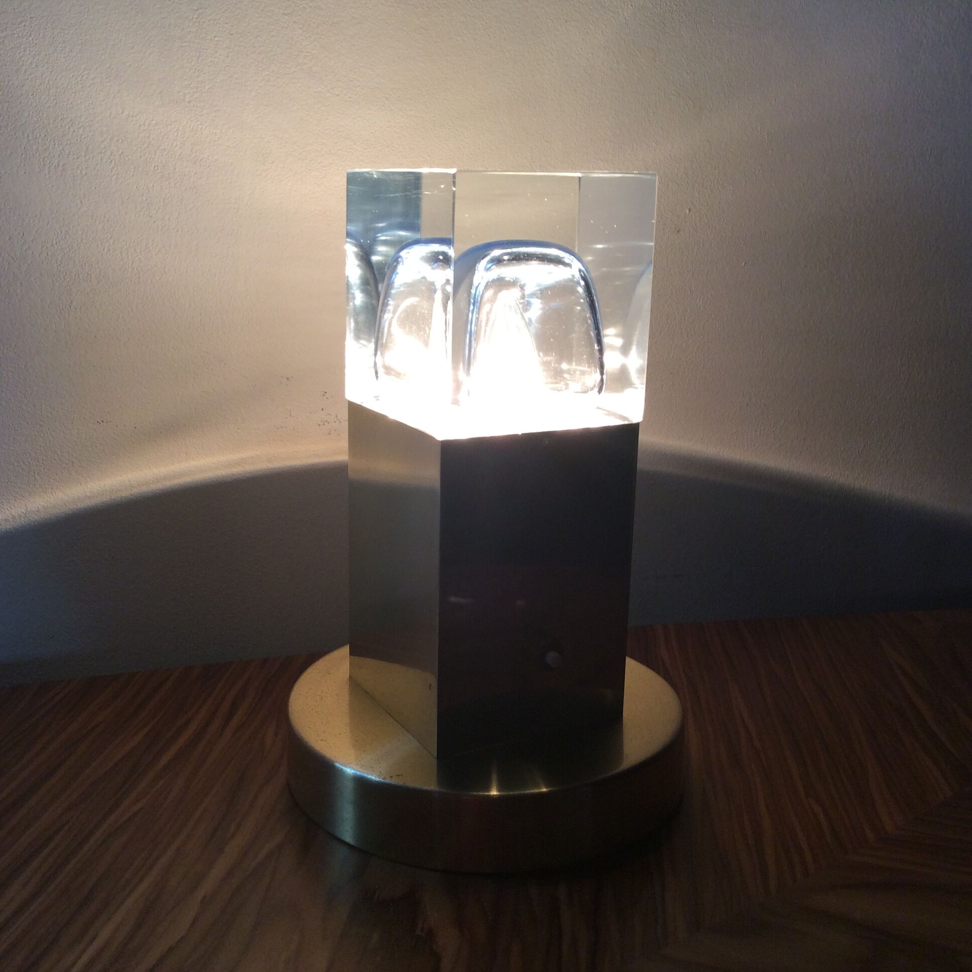 Touch cube lamp in plexiglas and brass 1970