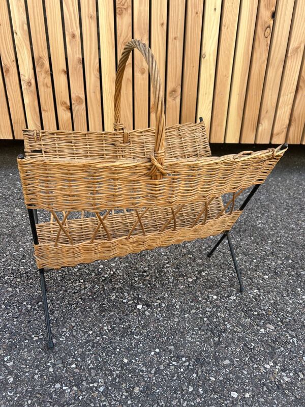 porte-revue en métal et rotin