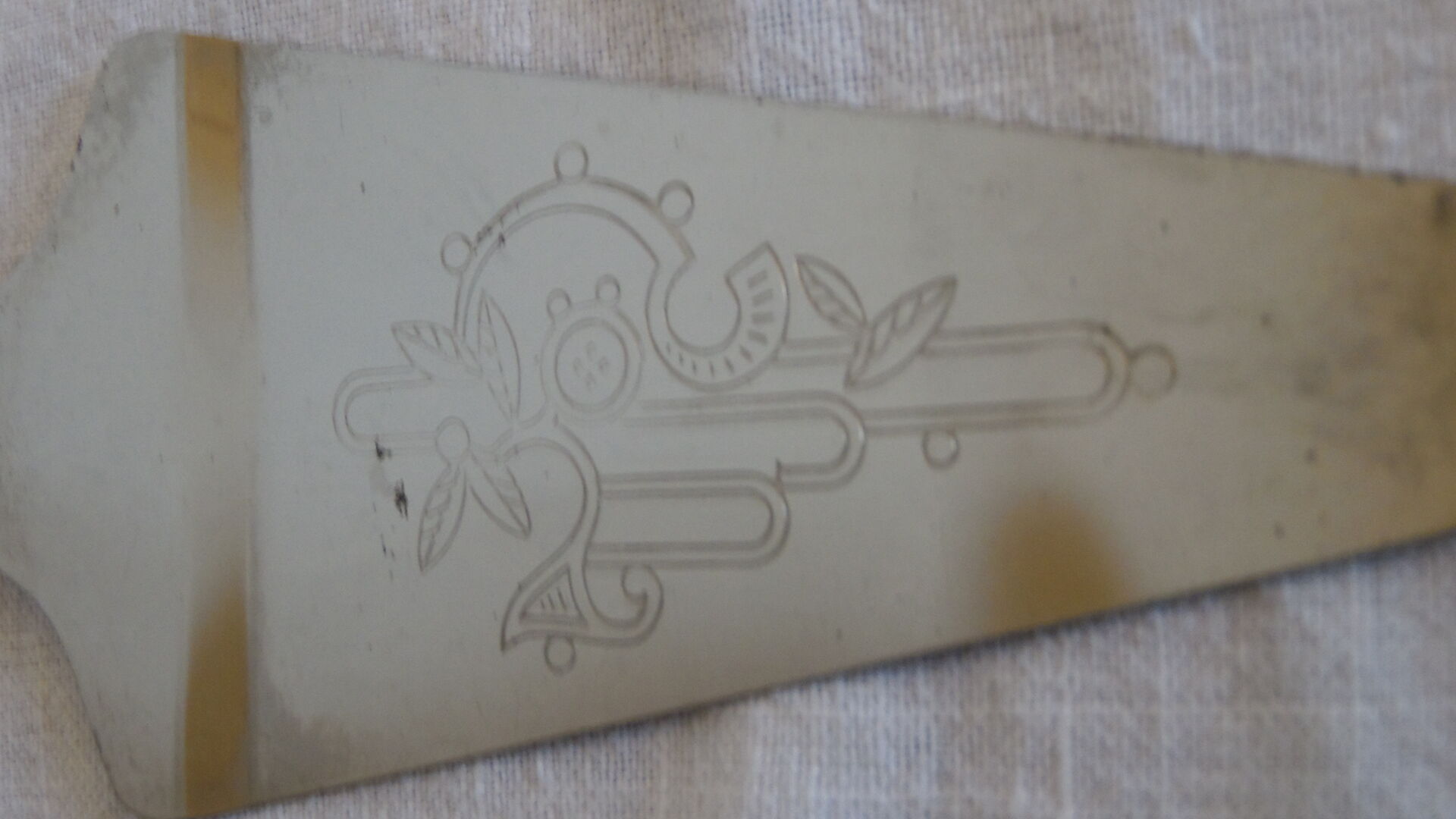 Bakelite handle pie shovel