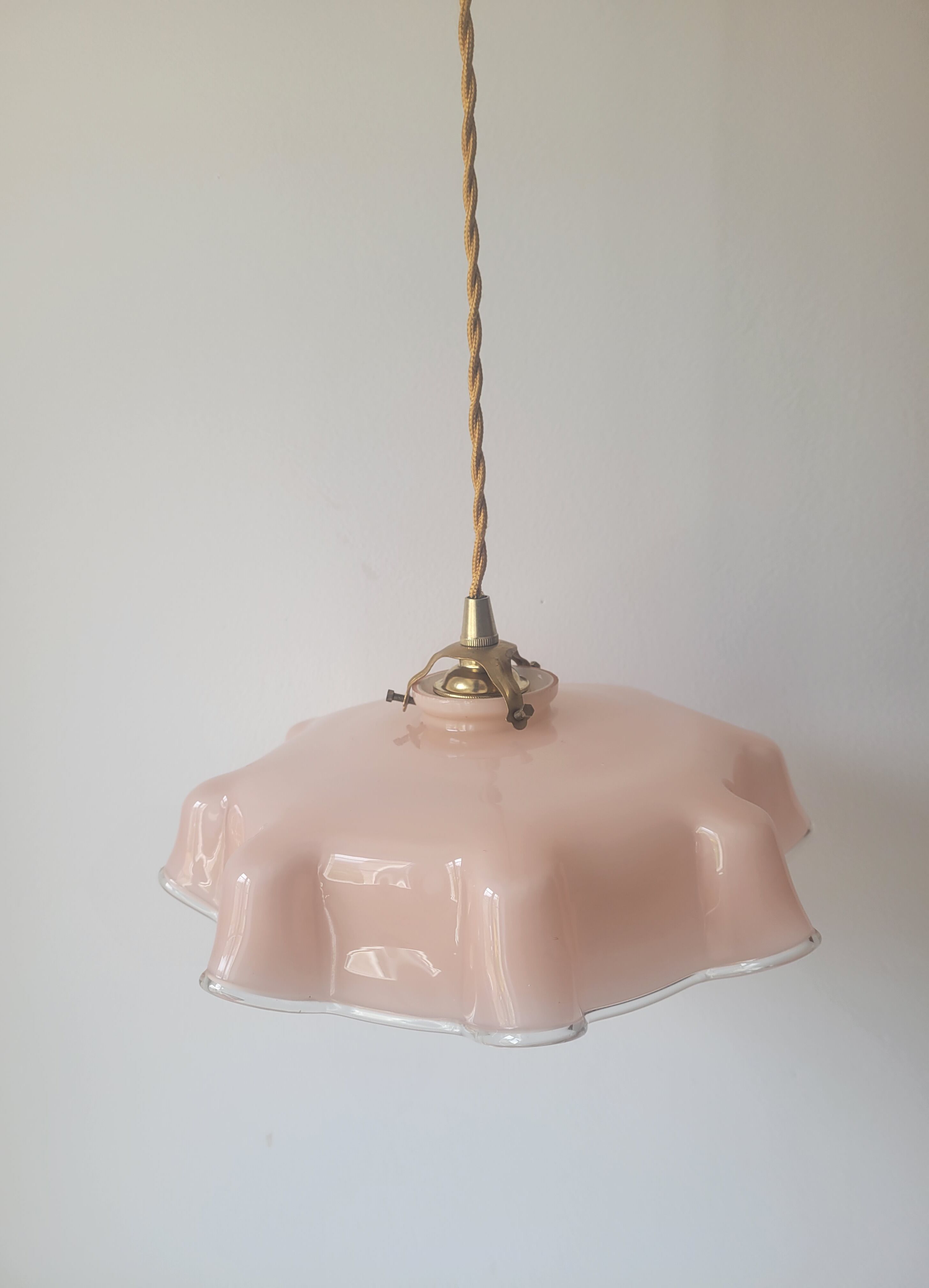 Pink opaline suspension